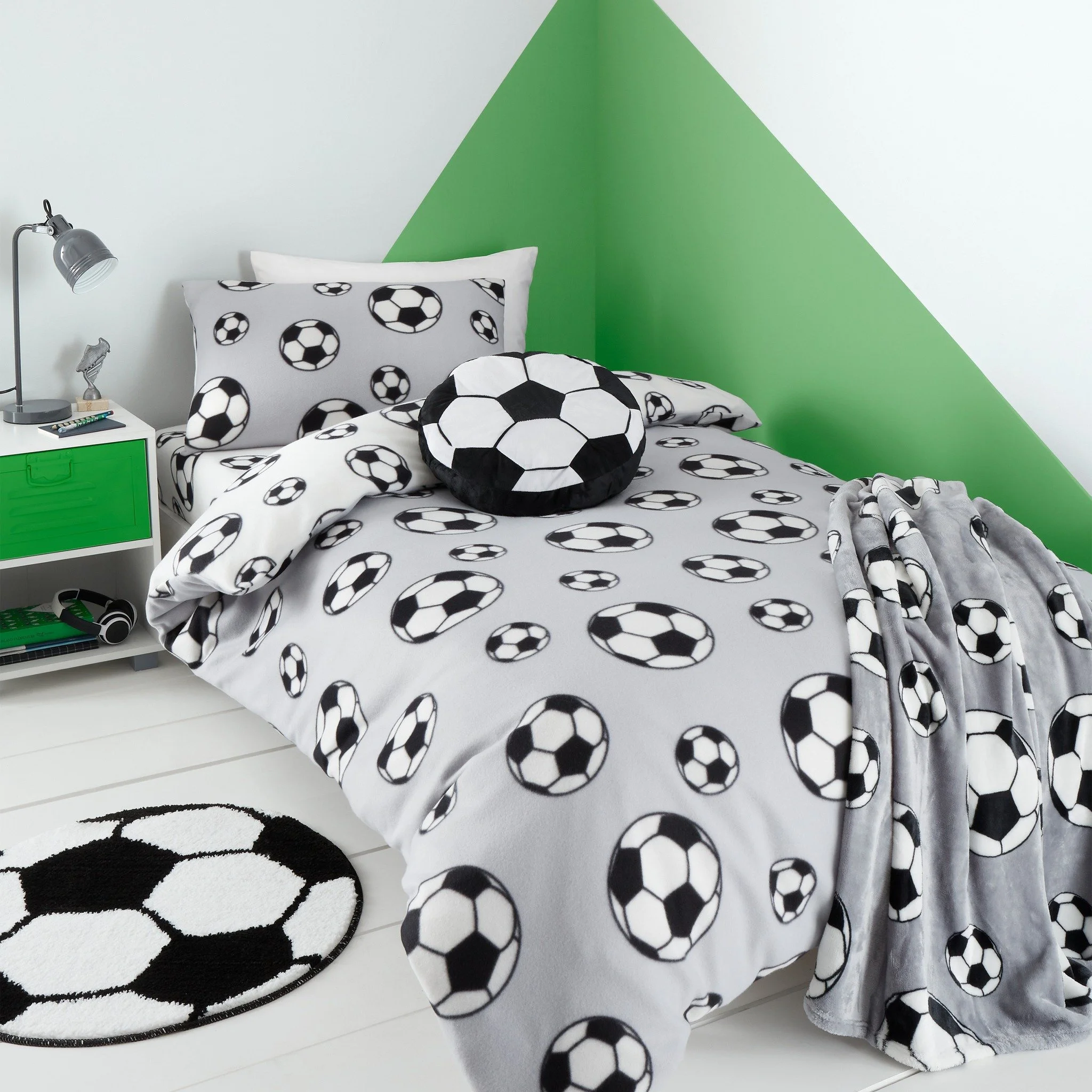 ⚽ Kick off cosy nights with our Football Fleece bedding! 🛏️

Perfect for your little football fan, this super soft set scores big on comfort and style. Made from warm fleece, it&rsquo;s a winning choice for chilly nights and sporty dreams. 🌙💫

Opt