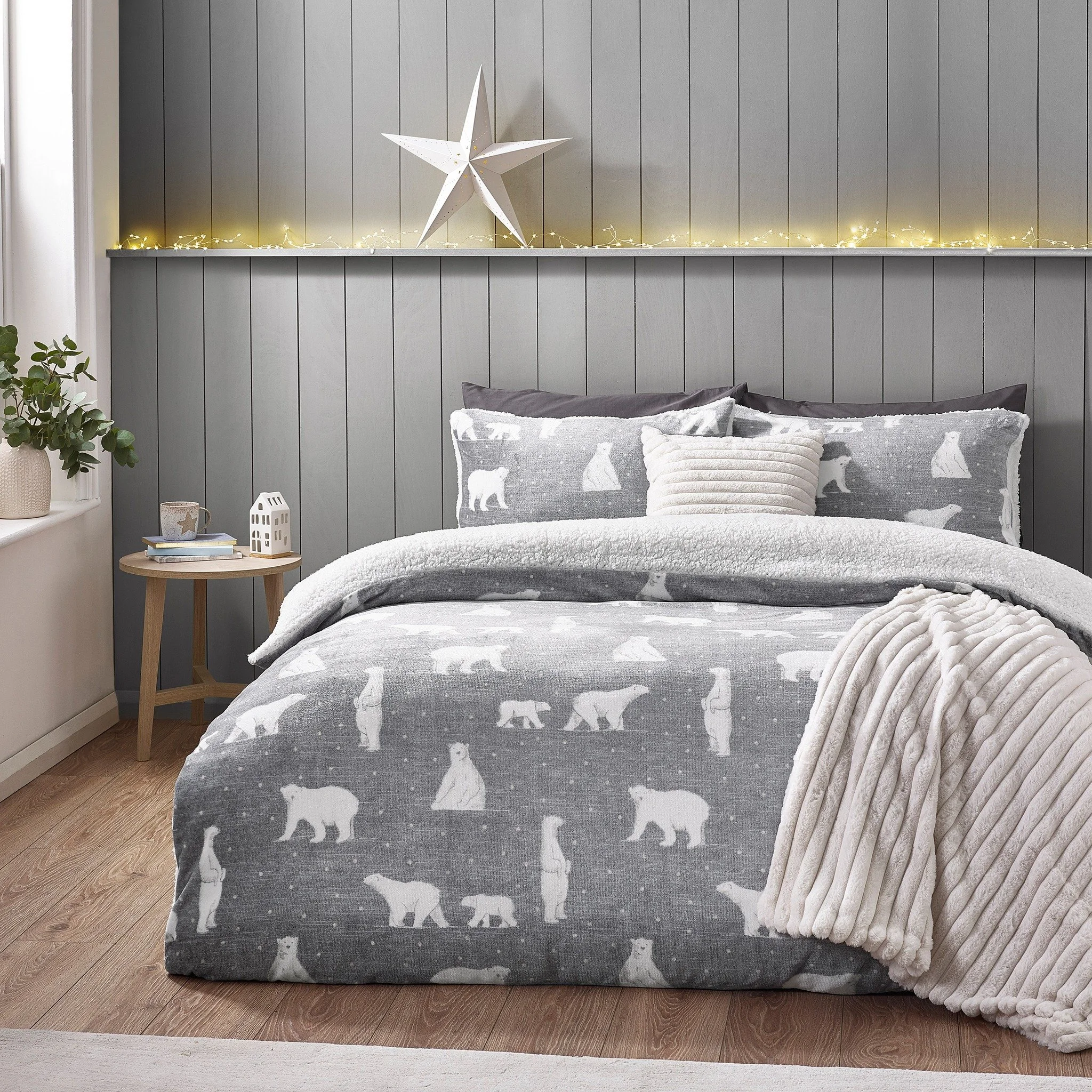 ❄️ Drift into a winter wonderland with Cosy Polar Bear 🐻&zwj;❄️✨

Snuggle up in this adorable fleece and sherpa bedding, featuring playful polar bears and irresistibly soft textures. Perfect for keeping warm and cosy all season long. 🤍🛏️

Options: