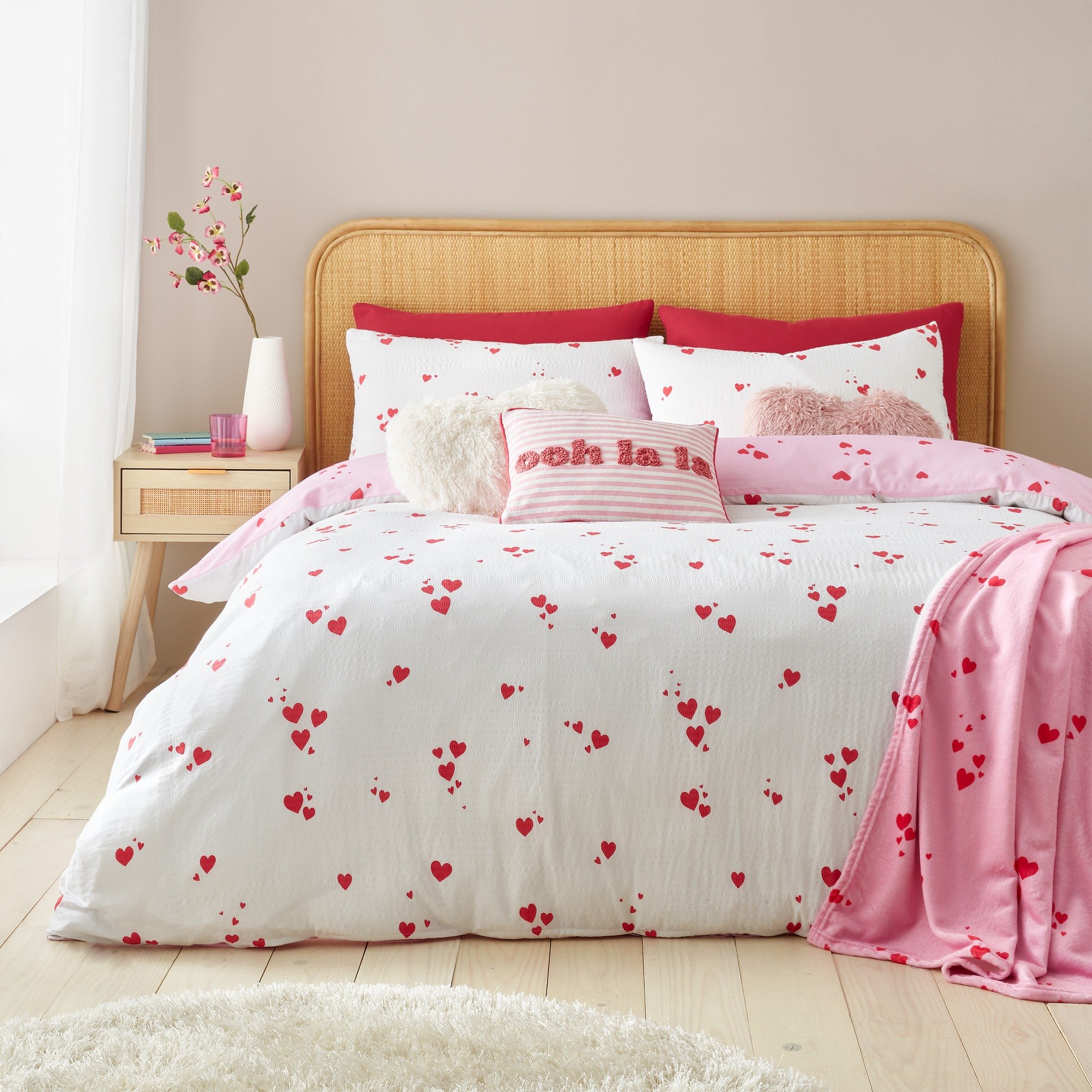 Fall in love with your bedroom all over again 🤍
Ditsy hearts, soft seersucker texture and a reversible pink design, perfect for Valentine&rsquo;s season.
Cosy, charming and made for everyday romance.

#CatherineLansfield #ValentinesStyle #BedroomIns