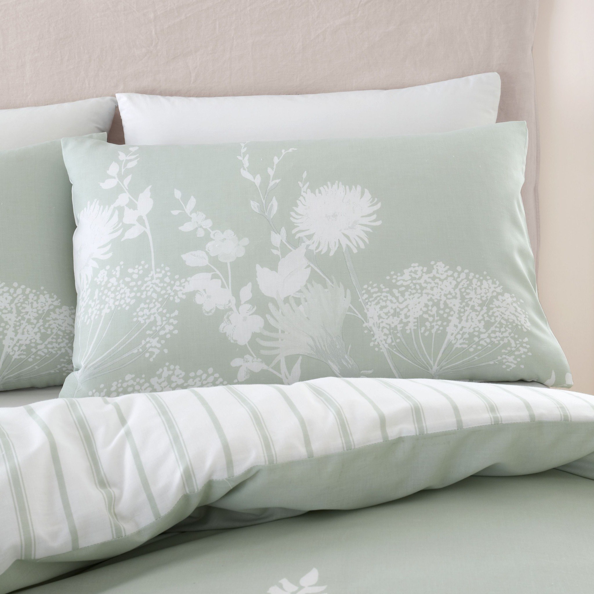 Freshen up your bedroom with countryside-inspired floral silhouettes, complete with a classic stripe reverse for an effortless style switch. 🌿

#CatherineLansfield #CatherineLansfieldHome #FloralBedding #BedroomRefresh #ReversibleDesign #CountryStyl