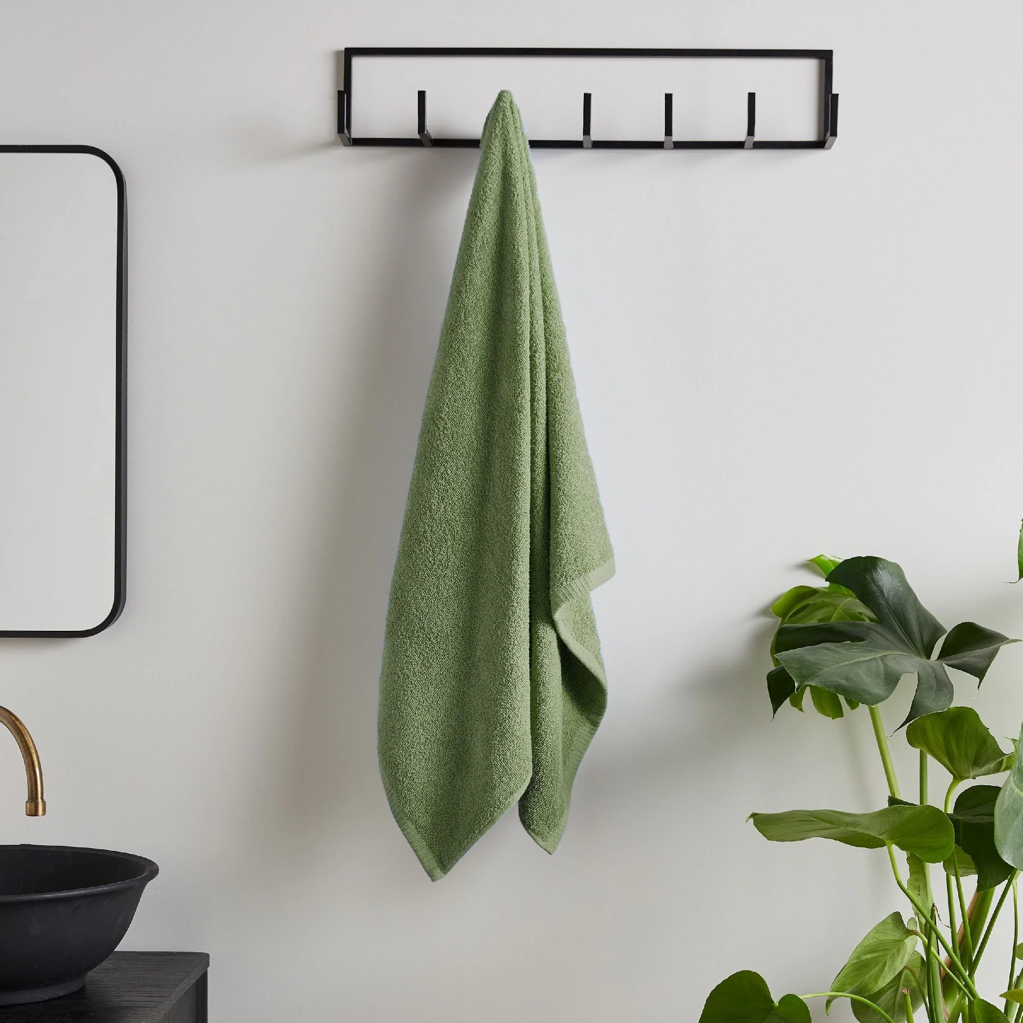 Your everyday essential for life on the go. Crafted from soft cotton with a lightweight, quick-dry finish, this towel is perfect for everything from post-workout refreshes to relaxing bath times.

#catherinelansfield #bathroomessentials #cottontowels