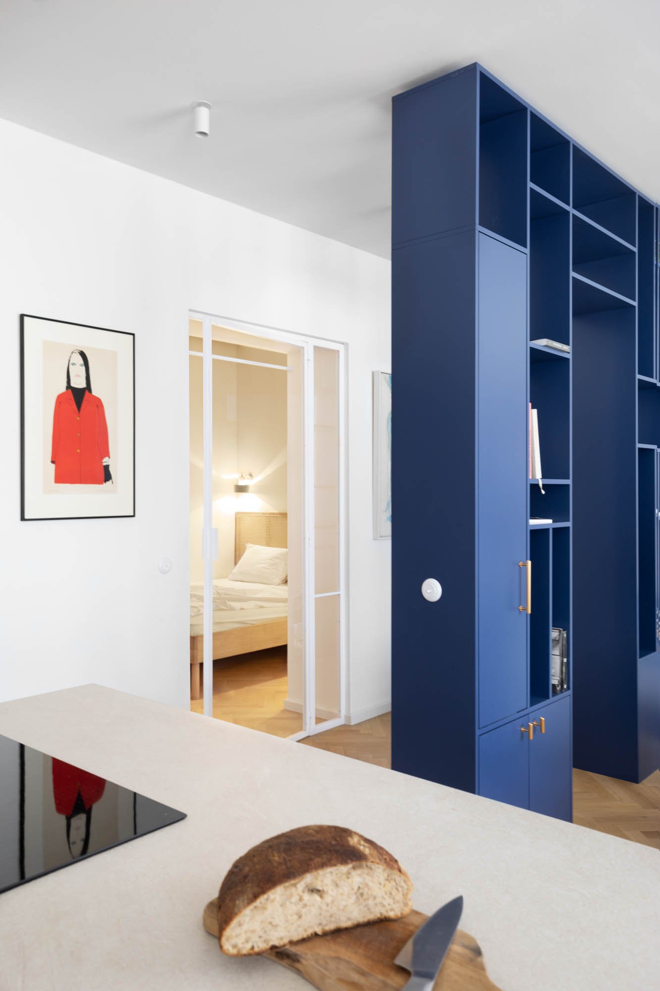 byt s modrou knihovnou / atelier Důmysl