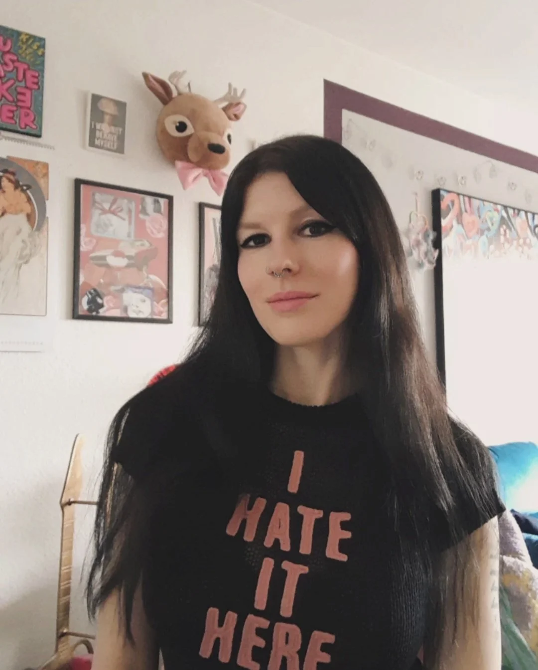 Porträt einer Frau mit langen dunklen Haaren in Wohnung – authentisch, selbstbewusst und offen für ein kinderfreies Leben.