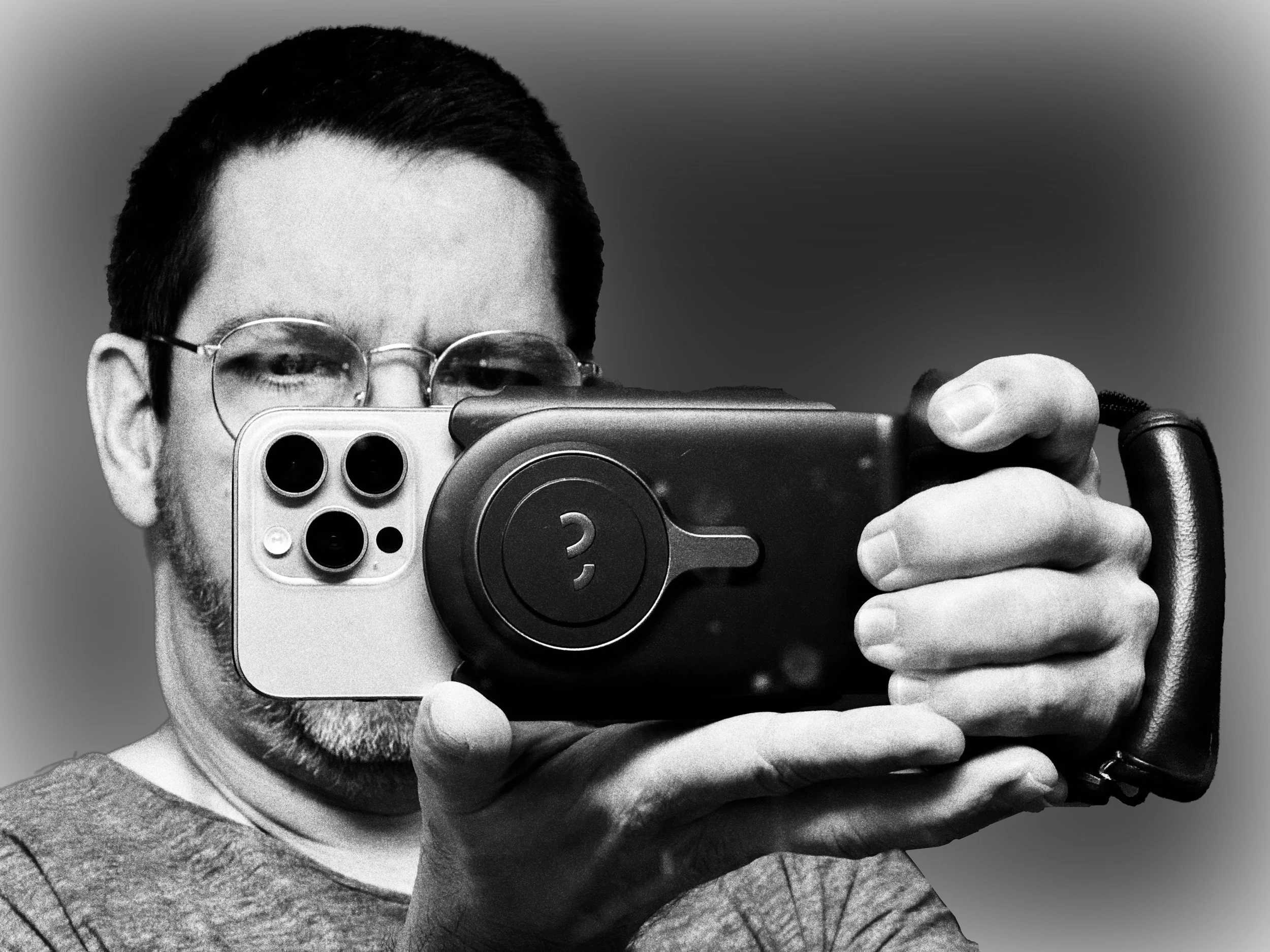 Autoportrait devant le miroir de la salle de bain.