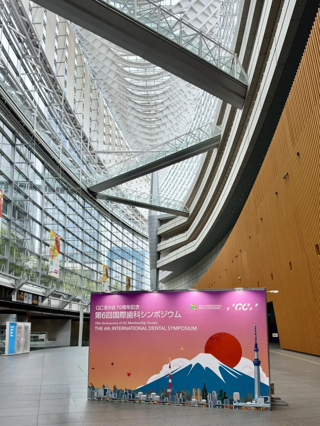 Panneau du 6e Symposium dentaire international dans le hall du Tokyo International Forum