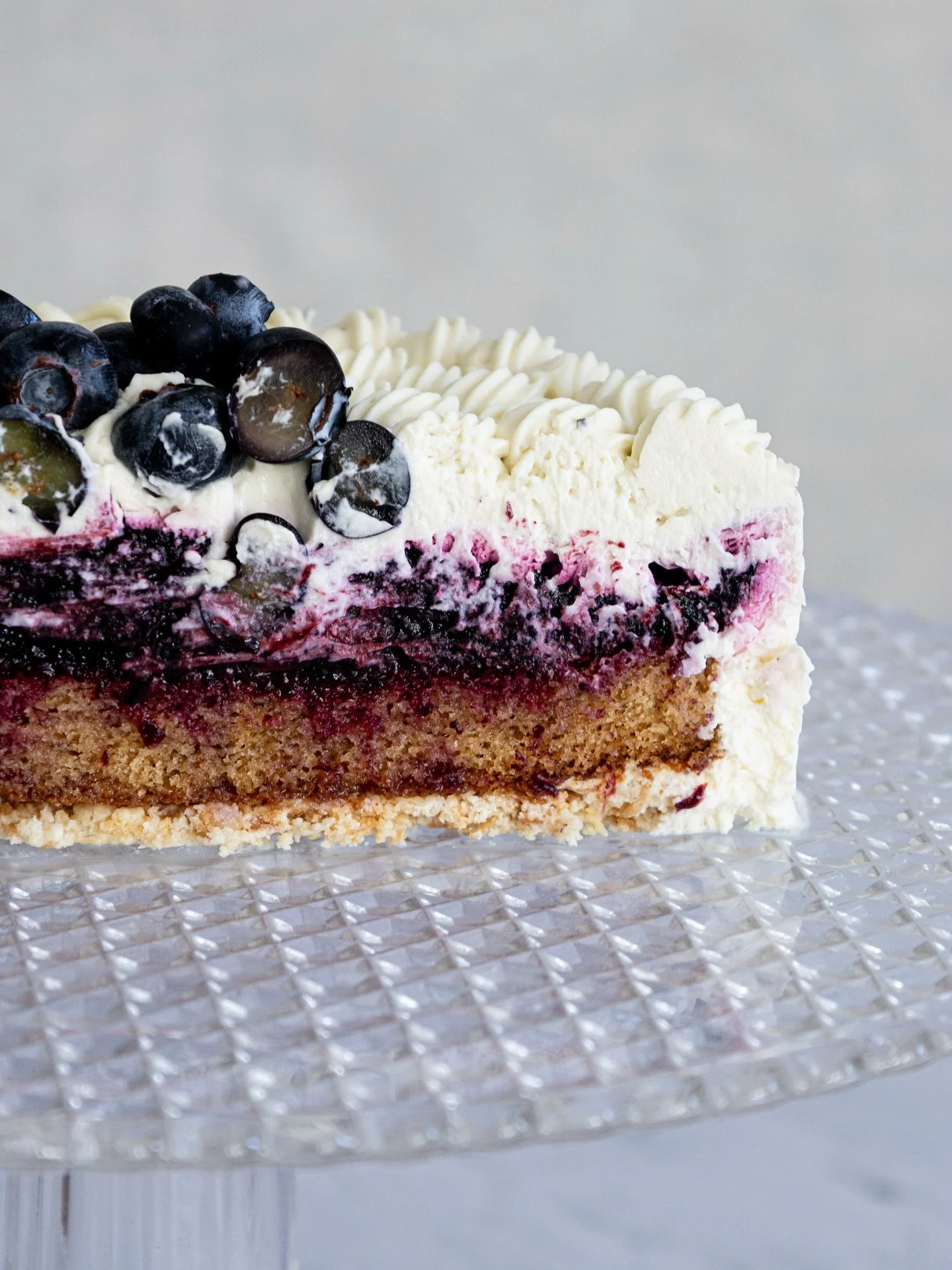 🫐🫐 ENTREMET MYRTILLE - MENTHE🫐🫐

Pour ceux qui sont l&agrave; depuis 2 ans, vous vous souvenez peut &ecirc;tre de la version 1 de cet entremet ! J&rsquo;ai r&eacute;alis&eacute; quelques modifications pour avoir beaucoup plus de fruits et une cr&