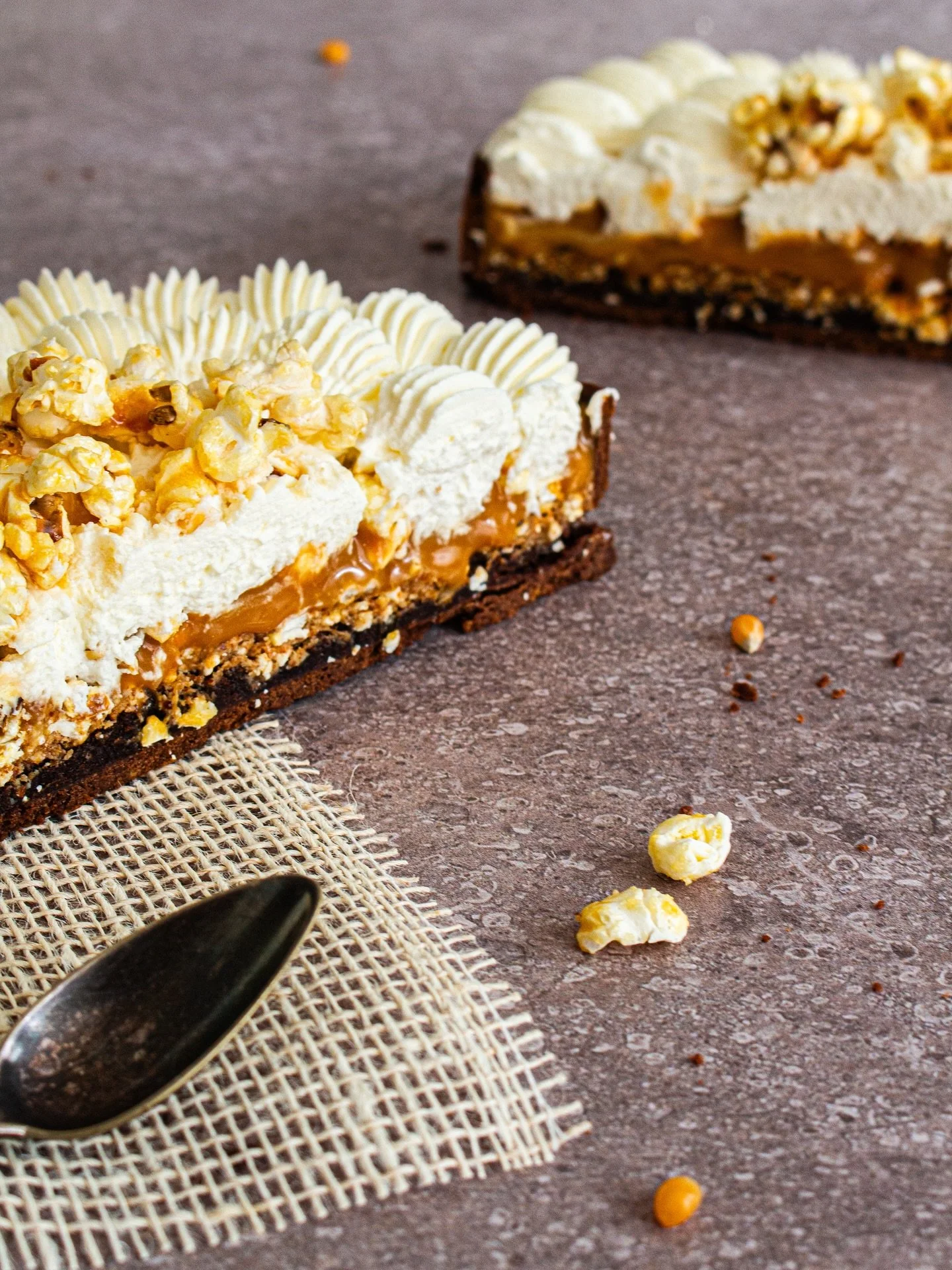 🍿🍿 TARTE POPCORN🍿🍿

Cette tarte je l&rsquo;ai imagin&eacute;e il y 2 ans et je pense que &ccedil;a reste une de mes tartes pr&eacute;f&eacute;r&eacute;es !! Alors je l&rsquo;ai am&eacute;lior&eacute;e et j&rsquo;ai d&eacute;cid&eacute; de vous la