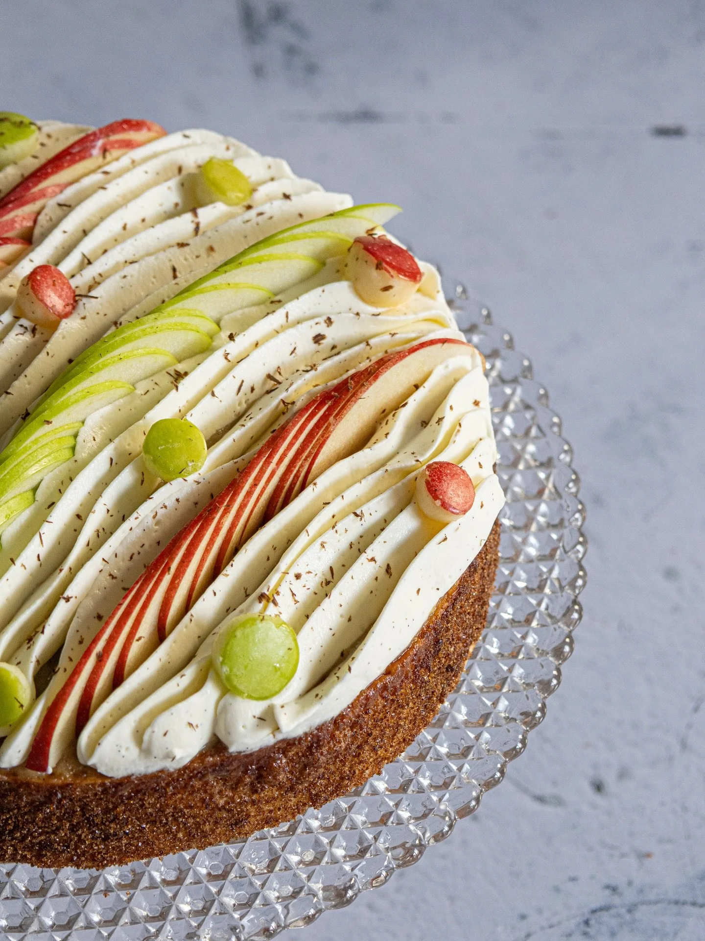 🍎✨ La star de l&rsquo;automne est arriv&eacute;e ✨🍏

Une tarte pomme-vanille ultra gourmande :
🥧 500 g de pommes
🍏 3 vari&eacute;t&eacute;s pour un &eacute;quilibre parfait
🔥 Une couche croustillante &agrave; tomber
🌸 Et la vanille pour sublime