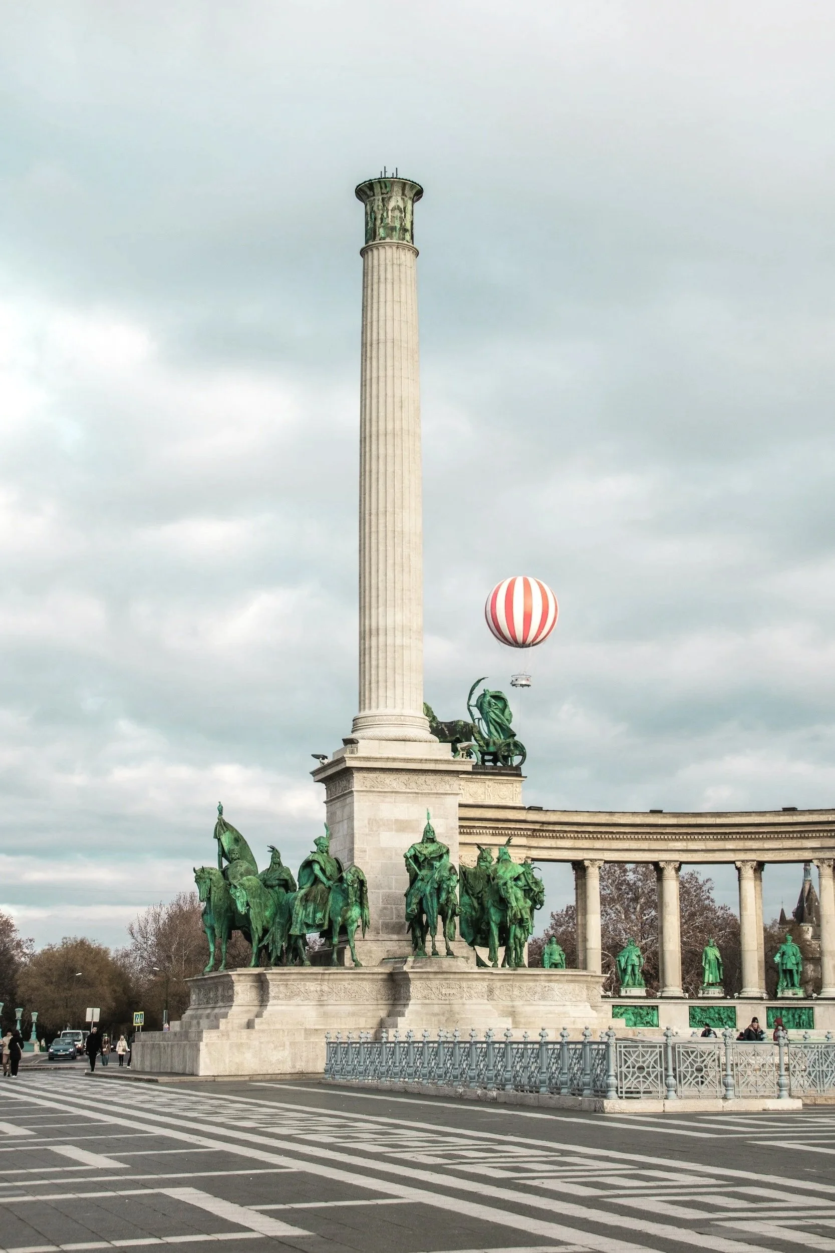 Heroes' Square without Gabriel Archangel