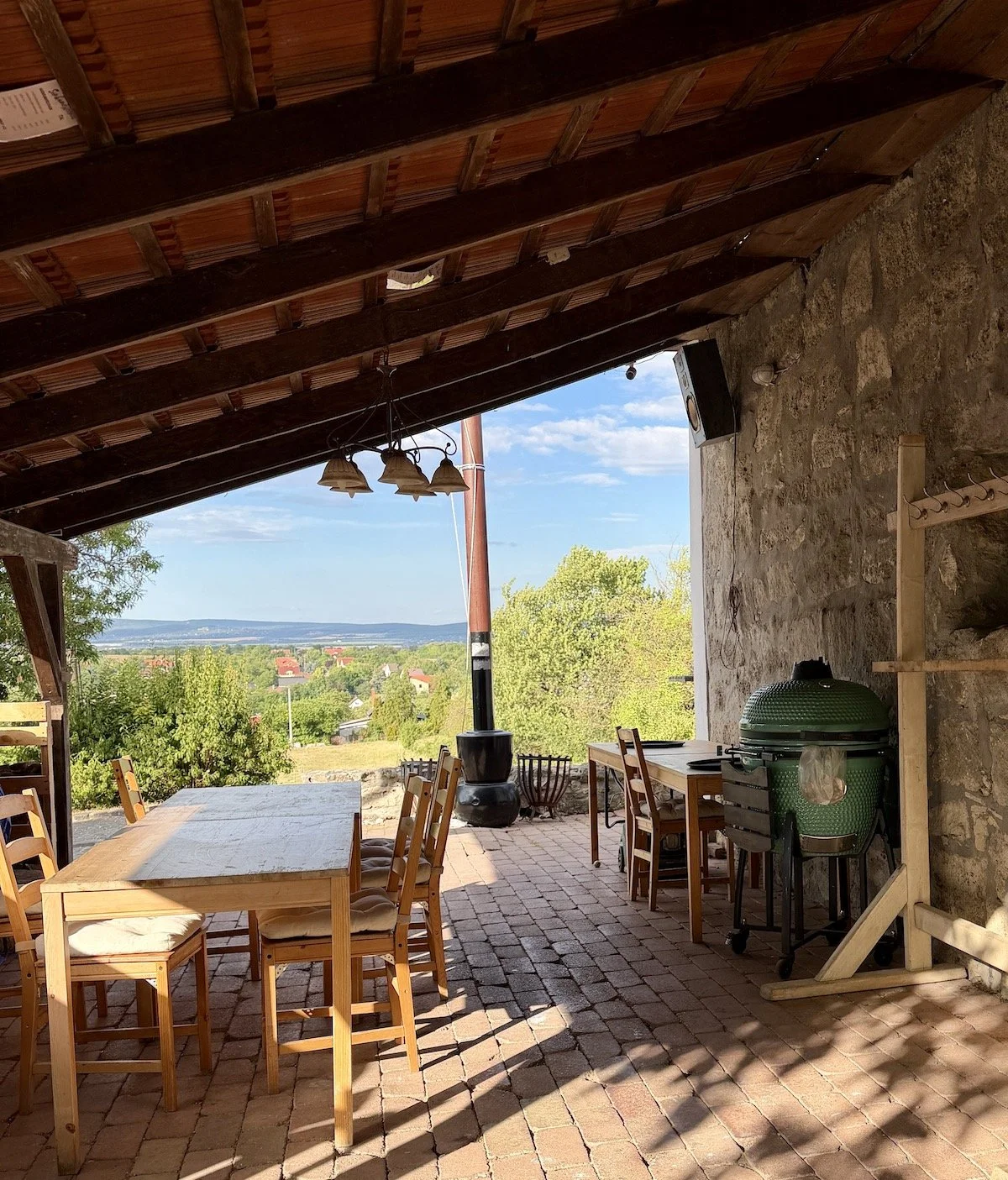 Outdoor terrace at Sonkamester