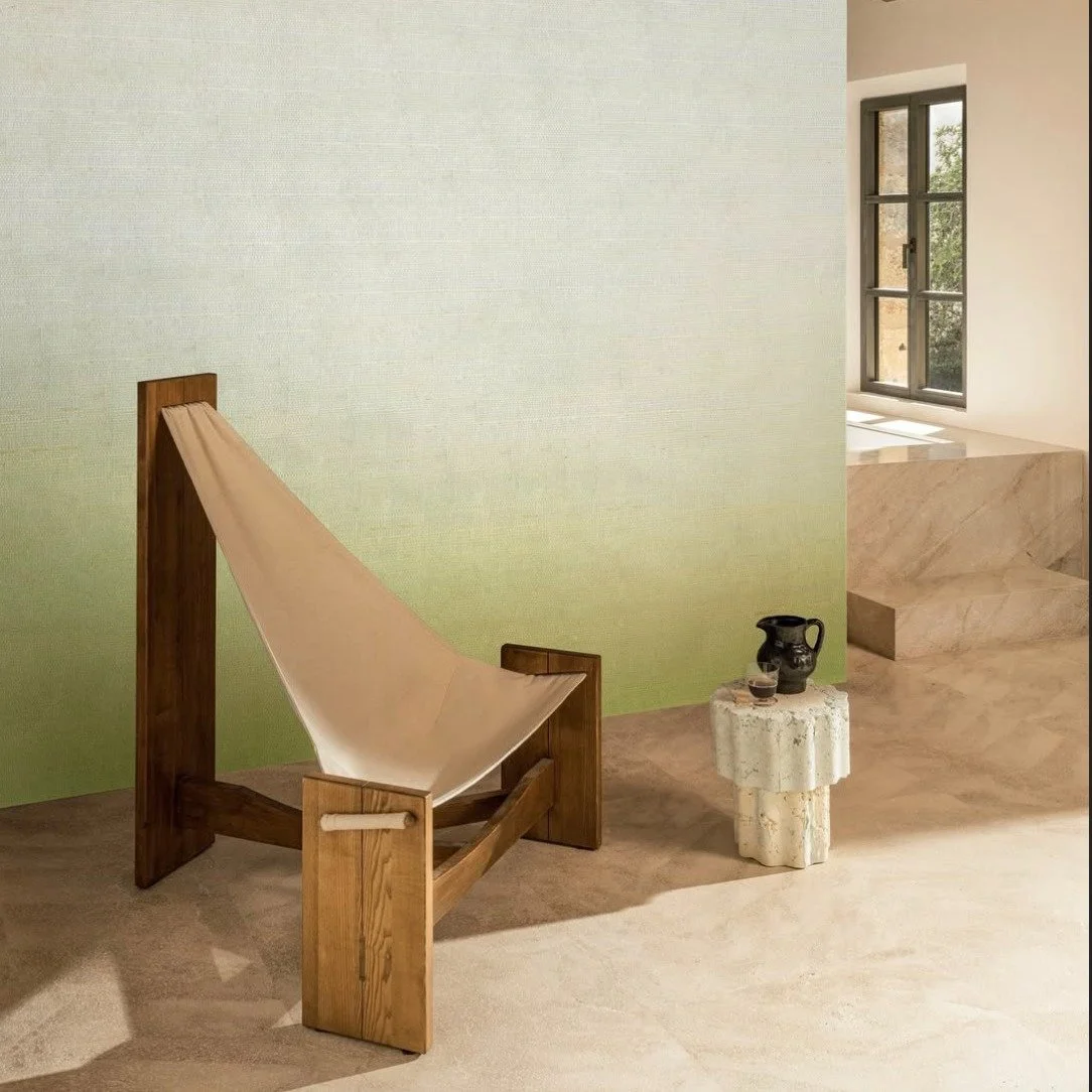 Let your week begin in quiet beauty 🌿Poésies de l’instant, crafted from pure sisal, turns light into motion. Gradients like painted skies whisper fleeting memories of nature across your walls.
In frémissement lumineux, RM 1082 0