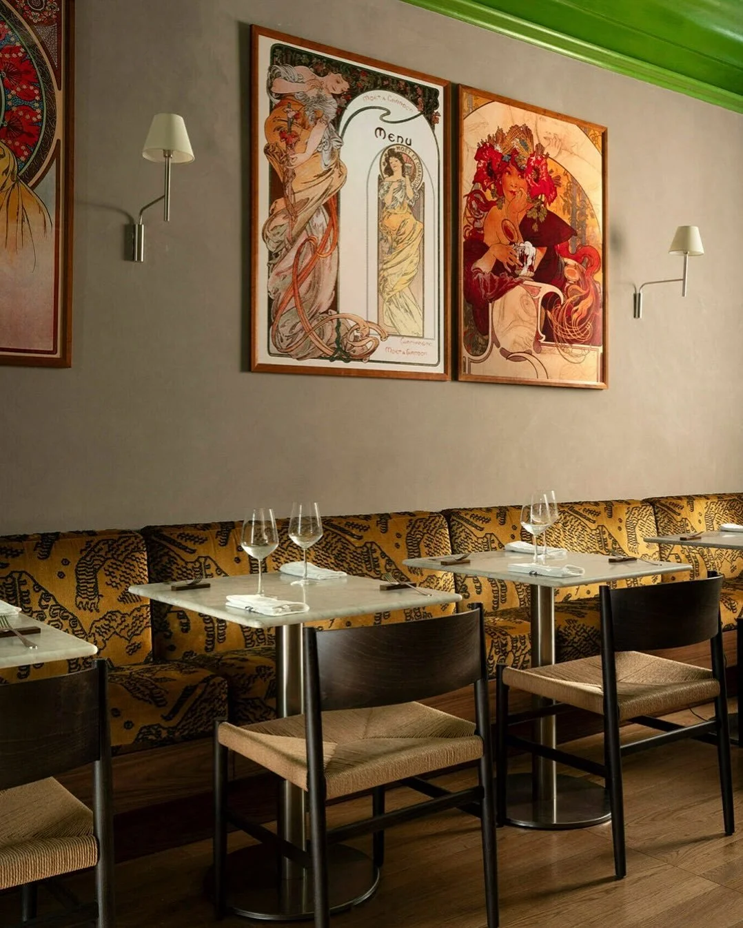 Immerse yourself in Napoli, Italy's culinary heart ✨
Created by @faddstudio, the interior features Dedar’s sumptuous Tiger Mountain velvet, harmoniously combined with refined materials and bold contrasts from walnut wood, Carrara marble, and s