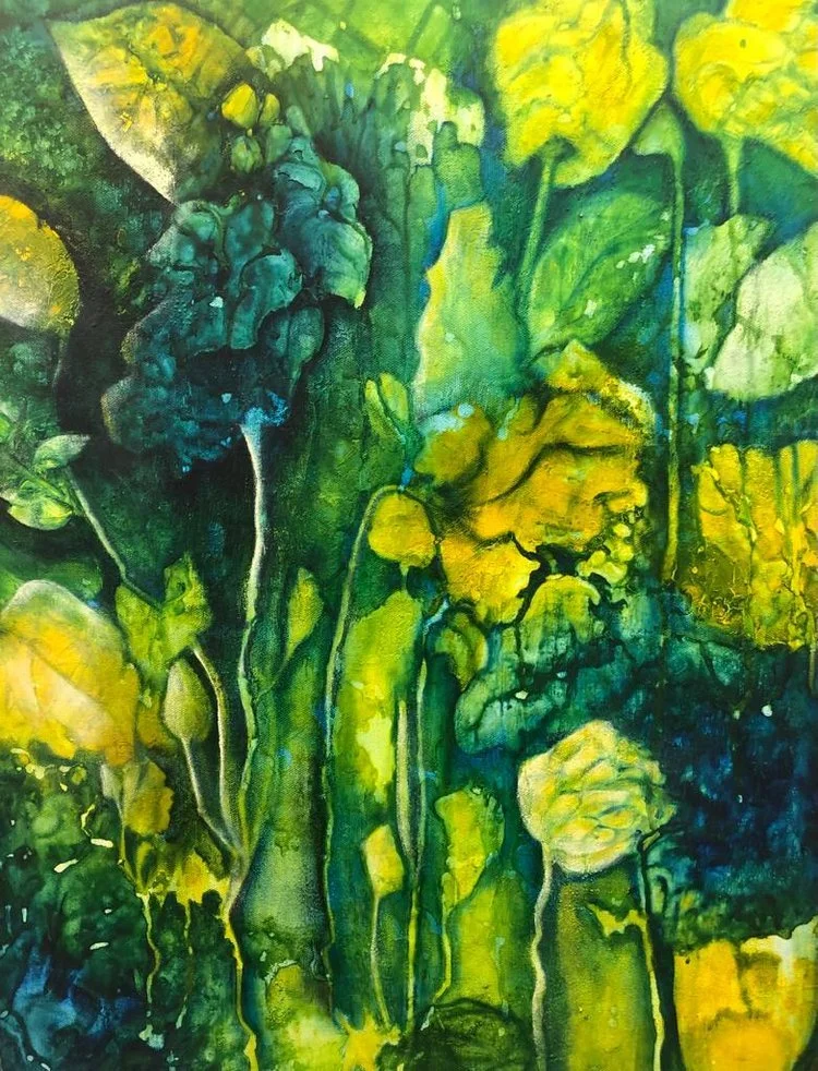 Abstraktes Gemälde mit grünen, gelben und blauen Aquarellfarben, die Pflanzen oder Blumen andeuten.