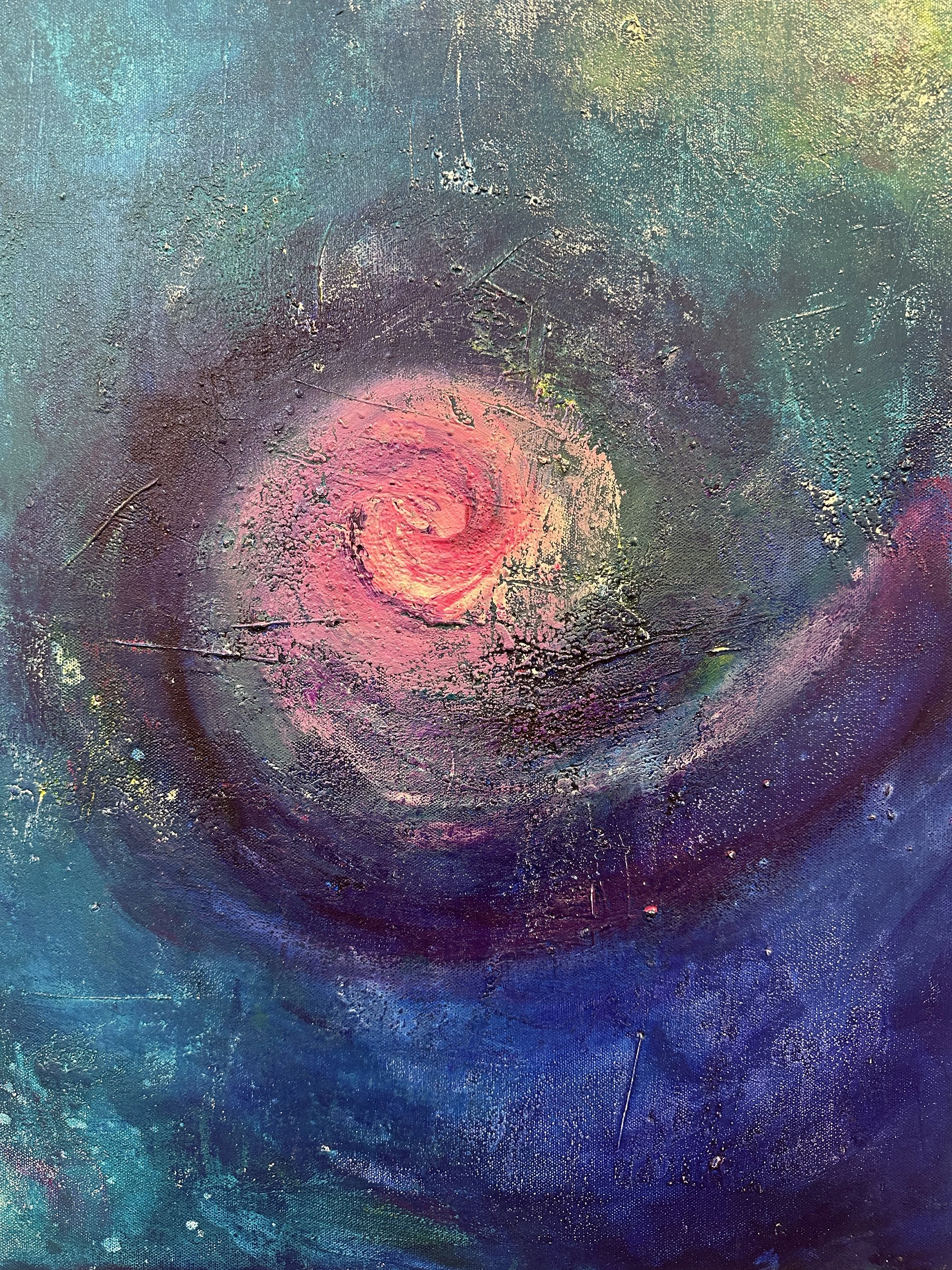 Ein abstraktes Gemälde mit leuchtenden Farben, das eine spiralförmige Struktur zeigt, hauptsächlich in Pink, Lila, Blau und Grün. Die Textur ist dick und pastös, mit sichtbaren Pinselstrichen und strukturellen Details.