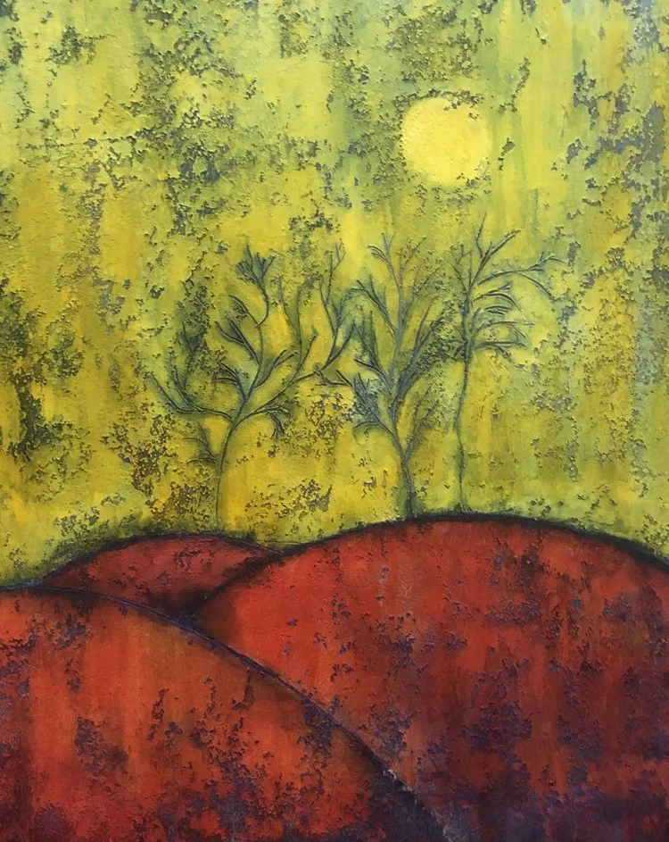 Abstraktes Gemälde mit roten Hügeln im Vordergrund, blaue Pflanzen in der Mitte und einer gelben, sonnenähnlichen Erscheinung am Himmel im Hintergrund.