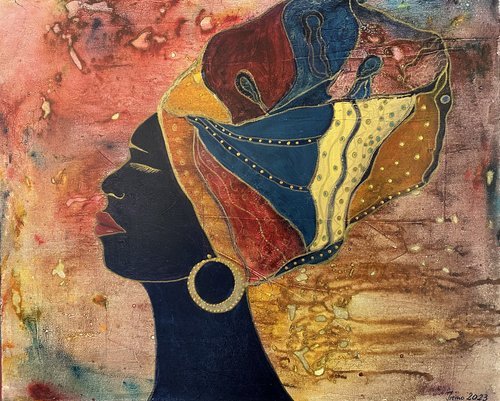 Ein abstraktes Gemälde einer schwarzen Frauenfigur mit bunten, stilisierten Haaren, die auf einem warmen, gemusterten Hintergrund stehen.