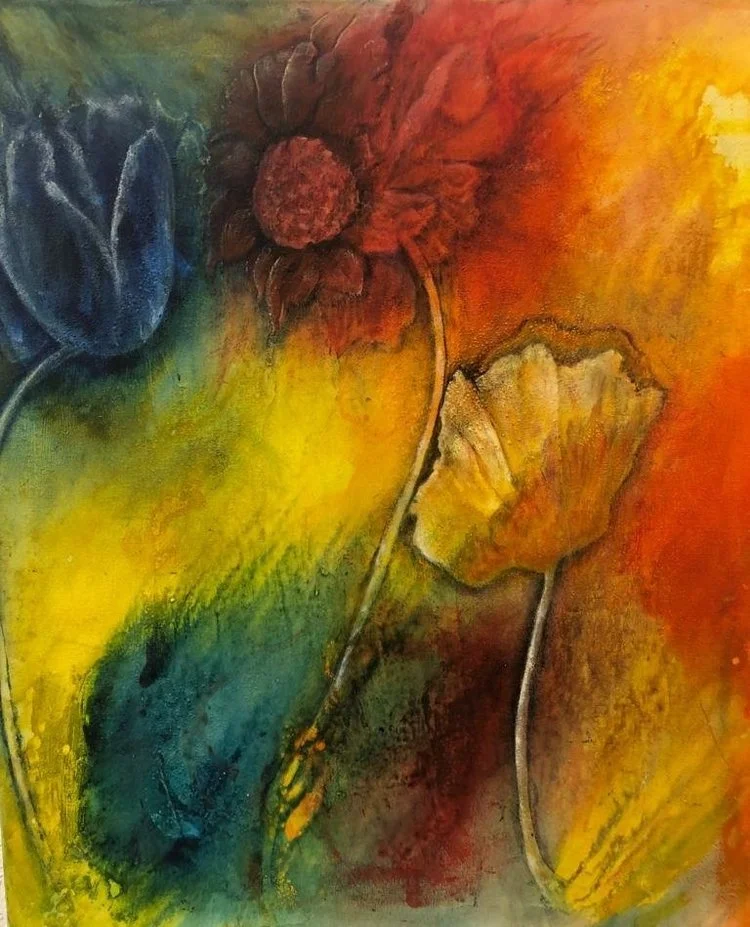 Abstraktes Gemälde mit bunten Blüten in Wasserfarben, hauptsächlich in Rot, Gelb, Blau und Grün.