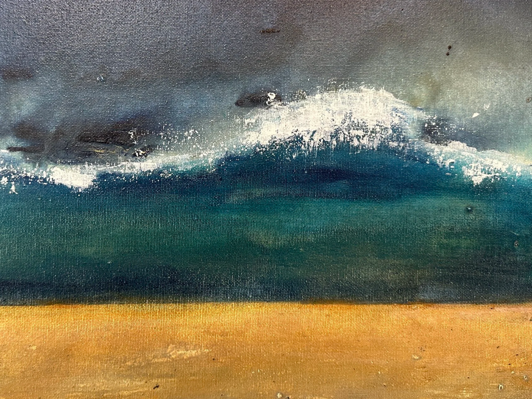 Abstraktes Gemälde mit wellenförmigen blauen und weißen Akzenten über einem goldbraunen Hintergrund.