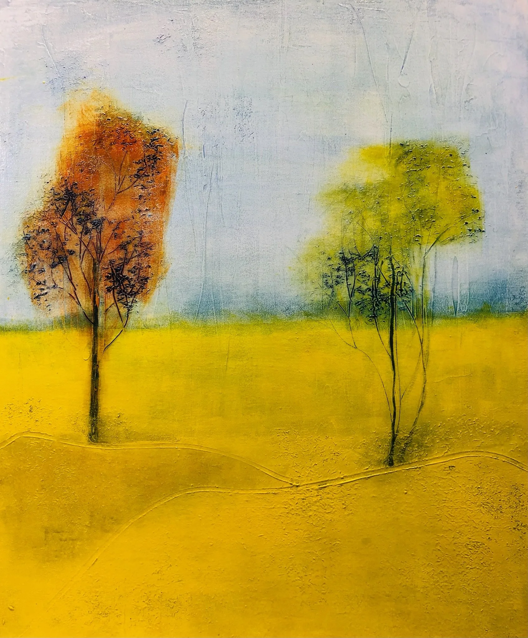 Abstraktes Gemälde mit gelben, orangefarbenen und grünen Farbtönen, in das zarte, schwarze Linien eingearbeitet sind.