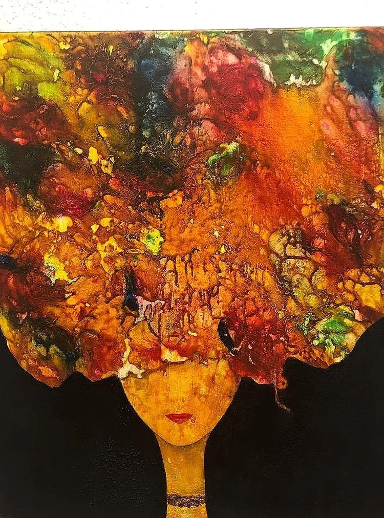 Abstrakte Gemälde einer Frau mit orangefarbenem Gesicht und großen, farbenfrohen Haarschopf aus Farbklecksen und Texturen.