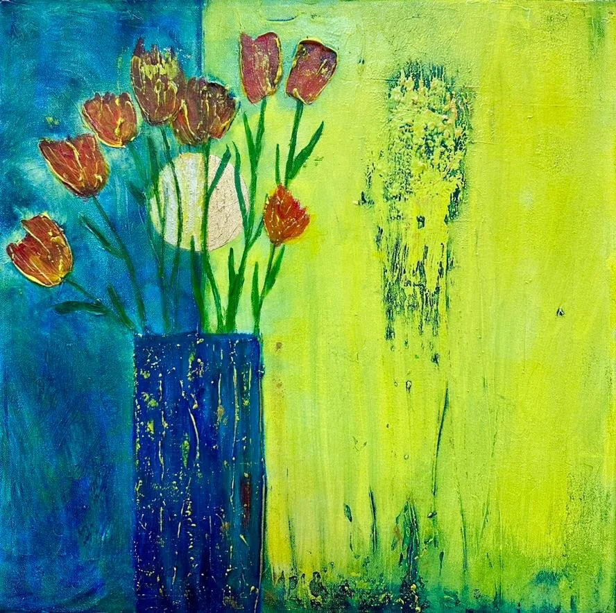 Abstraktes Gemälde mit bunten Blumen in einer Vase vor einem grünen und blauen Hintergrund.