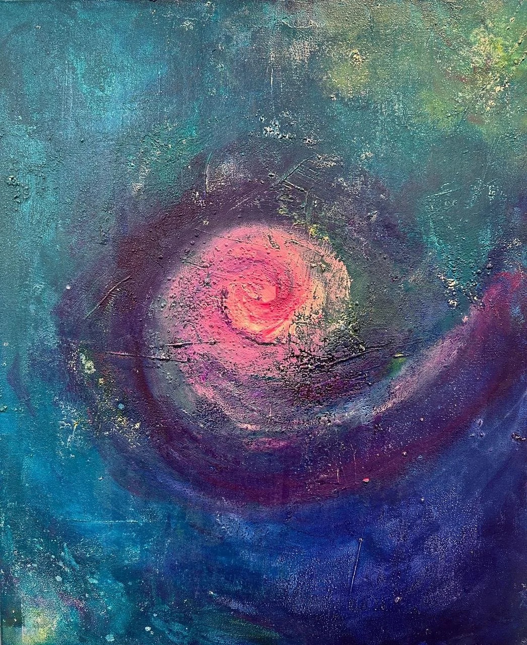 Farbiges abstraktes Kunstwerk mit einer spiralförmigen Form in der Mitte, überwiegend in Pink, Lila, Blau und Grün, mit texturierten Oberflächen.