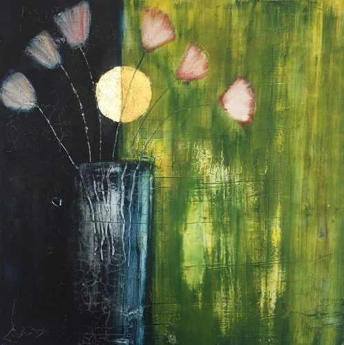 Abstraktes Gemälde mit einer schwarzen Vasen-ähnlichen Form und blassrosa Blüten, vor grünem Hintergrund mit gelbem Kreis