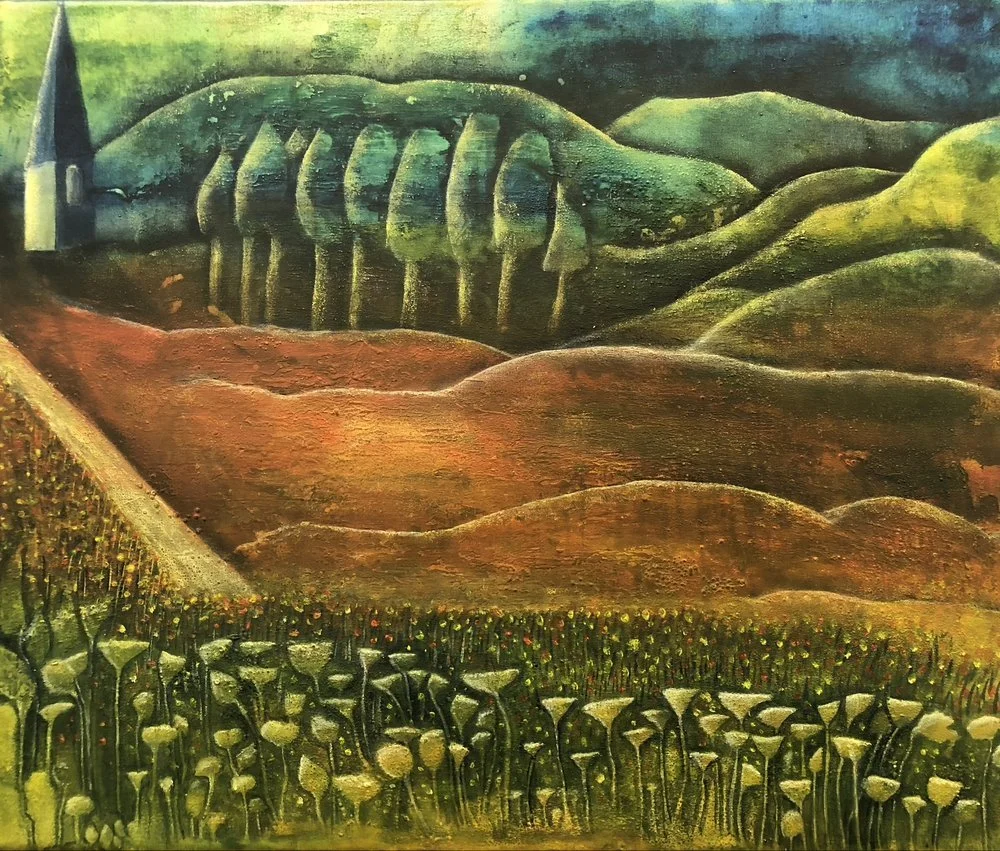 Landschaft mit grünen Hügeln, Weizenfeldern und einem Kirchturm im Vordergrund, in expressionistischem Stil mit kräftigen Farben.