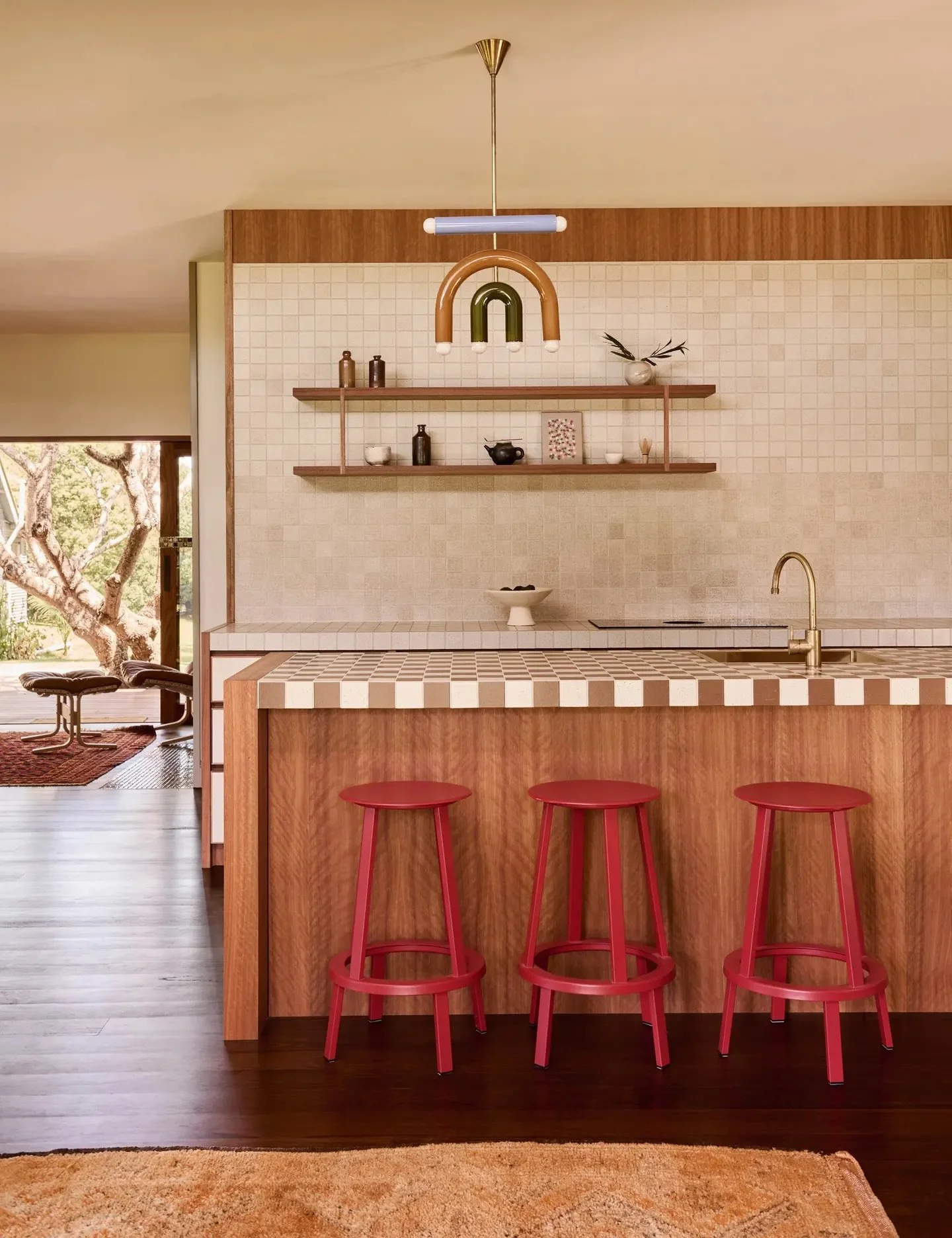 If there&rsquo;s one thing design style I can say I am always drawn to, it is old married with new.⁠ In this Australian 1907 farmhouse, ⁠it&rsquo;s a beautiful mix of Japanese-inspired design, modern furniture, and the bones of the centuries-old farm