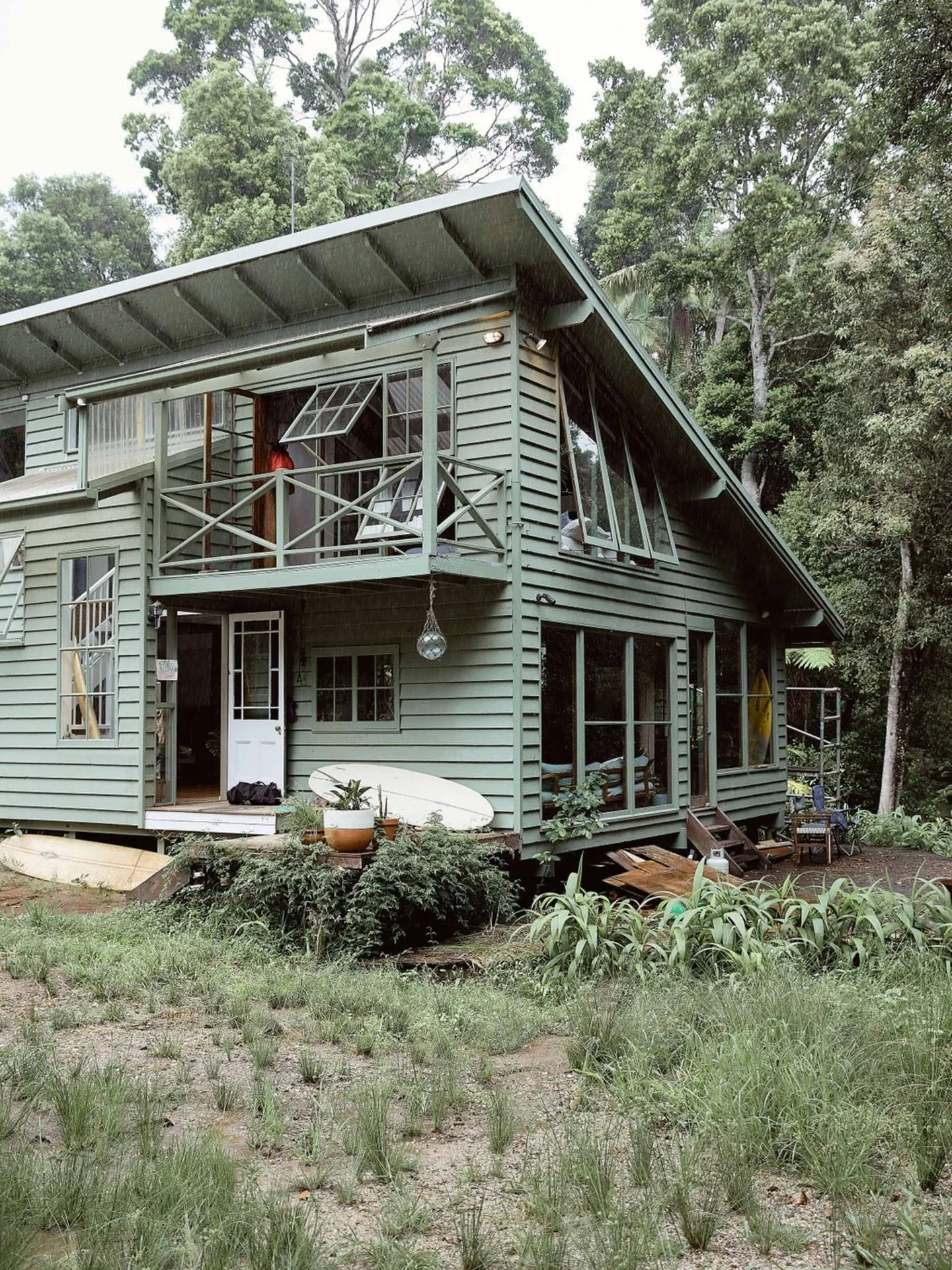 Sitting on a creek, this 1970s home might make me rethink my whole day. Close to the surf and a stones through away from swimming holes in Byron Bay, NSW, Australia. Designer Jessica Blume purchased the abandoned home and brought it back to life by a