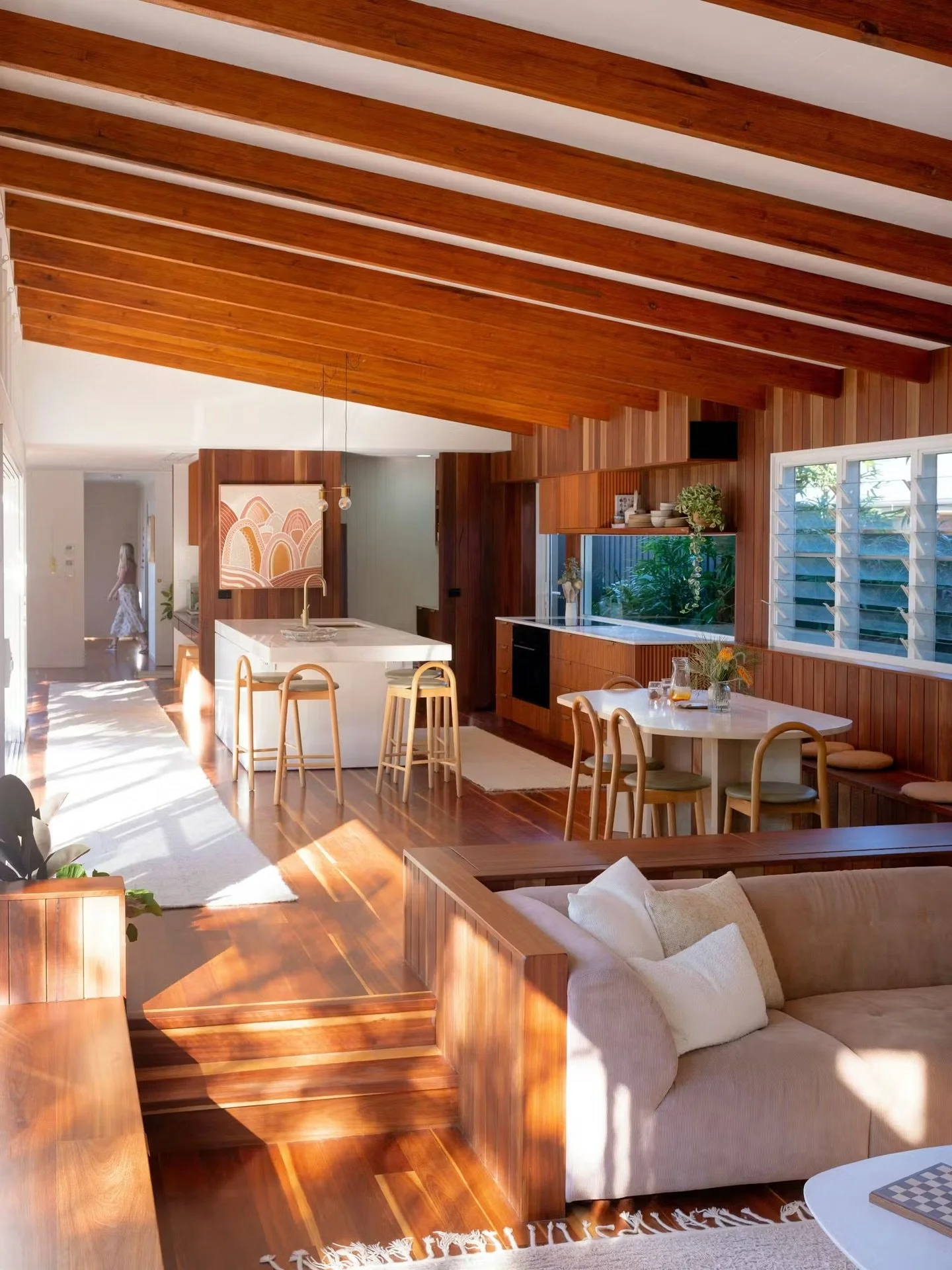 Inspiration indoor/outdoor outdoor/indoor! If I could come up with the dreamiest layout of a home, one of the first things I think about is a U-shaped floorplan.

This Byron Bay, Australia home, unimpressive from the street, is a 1980s brick-and-tile