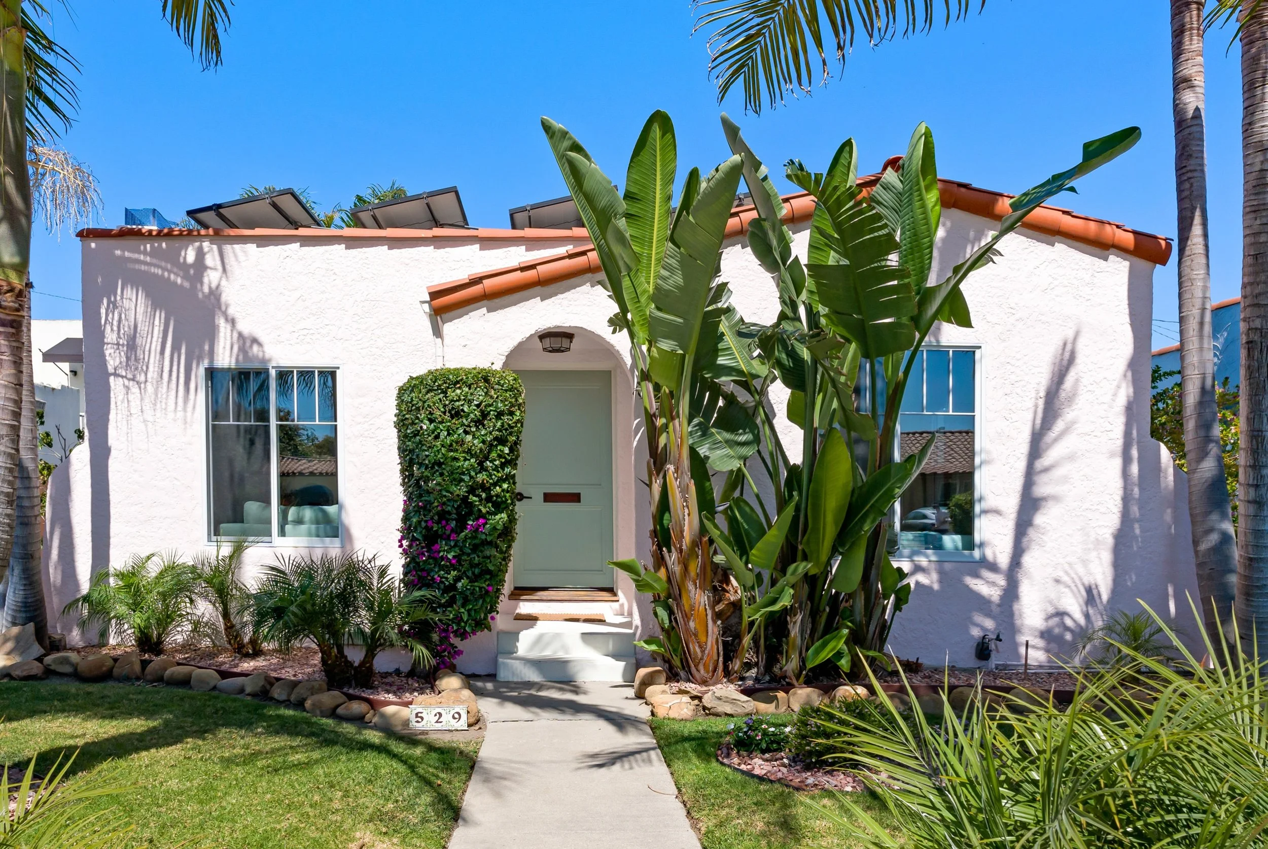 Ode to a 1925 California Spanish bungalow.

Oak floors, arched entryways, a clay tile roof, and the cutest little breakfast nook you ever did see.

I want to install horizontal surfboard racks in the garage so I can leave the carriage doors open, dri