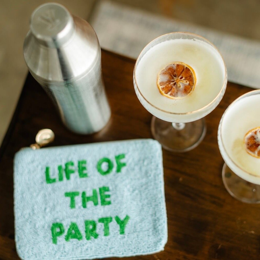 🍸Your go-to summer drink just ratted out your brand&rsquo;s biggest weakness. 👉🏻 https://tinyurl.com/3d4hc5c3 

P.S. Comment your order + I&rsquo;ll reply with your brand&rsquo;s superpower!
 #brandstrategy #cocktailpsychology #spicysauvyb #summer