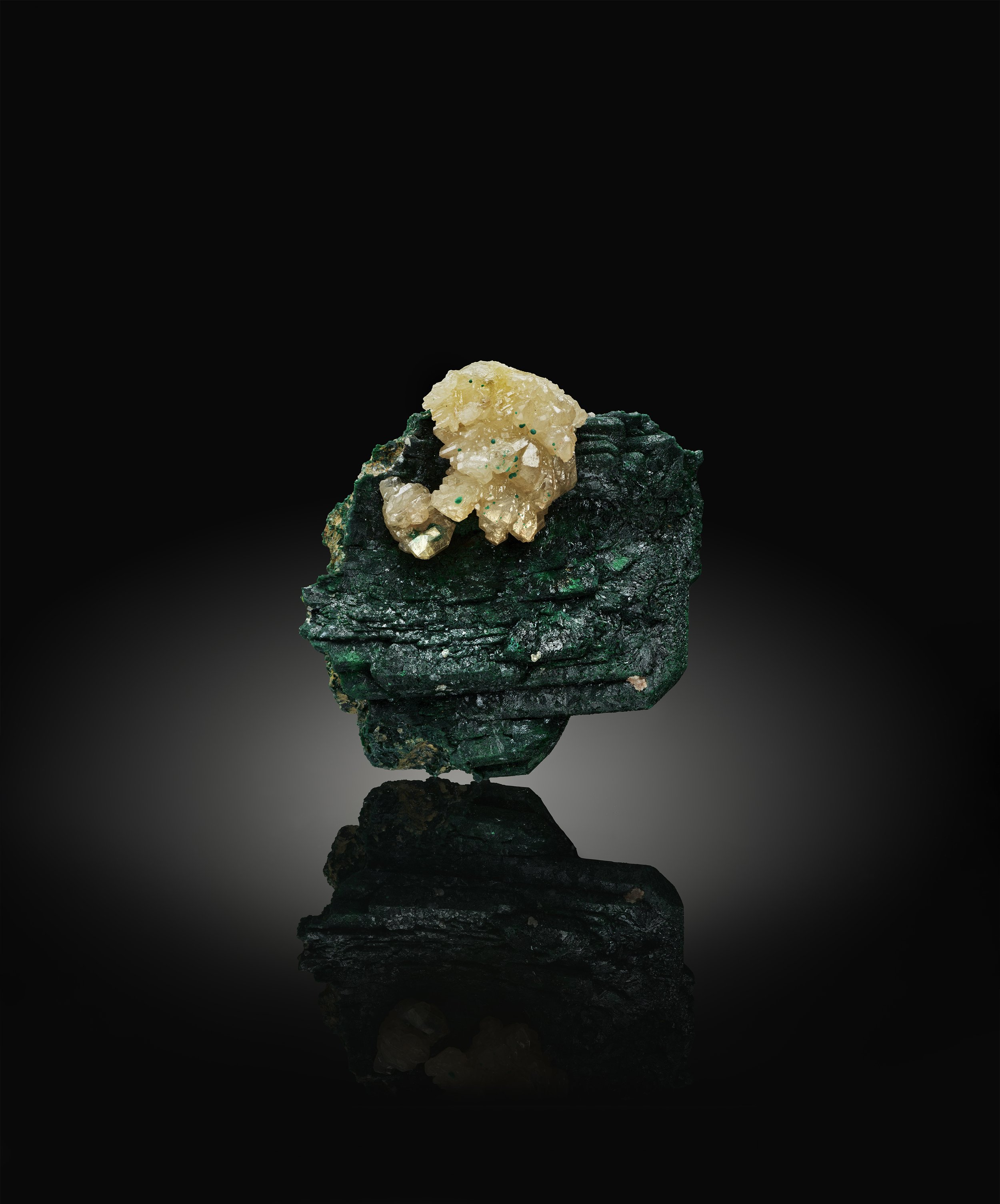 Cerussite on Malachite_2024-01-21 16-55-22 CS4.jpg