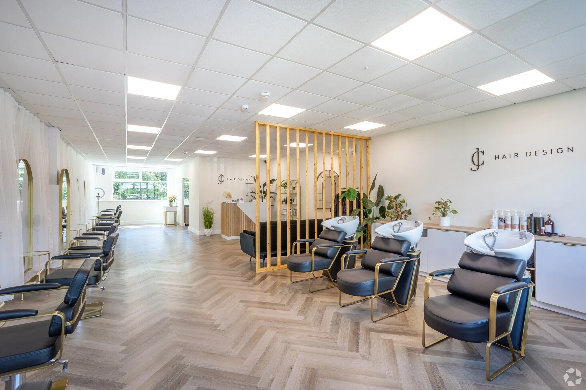 Dunleavy-Dr-Cardiff-VGL-JC-Hair-Design-on-the-Ground-Floor-9-LargeHighDefinition (2).jpg