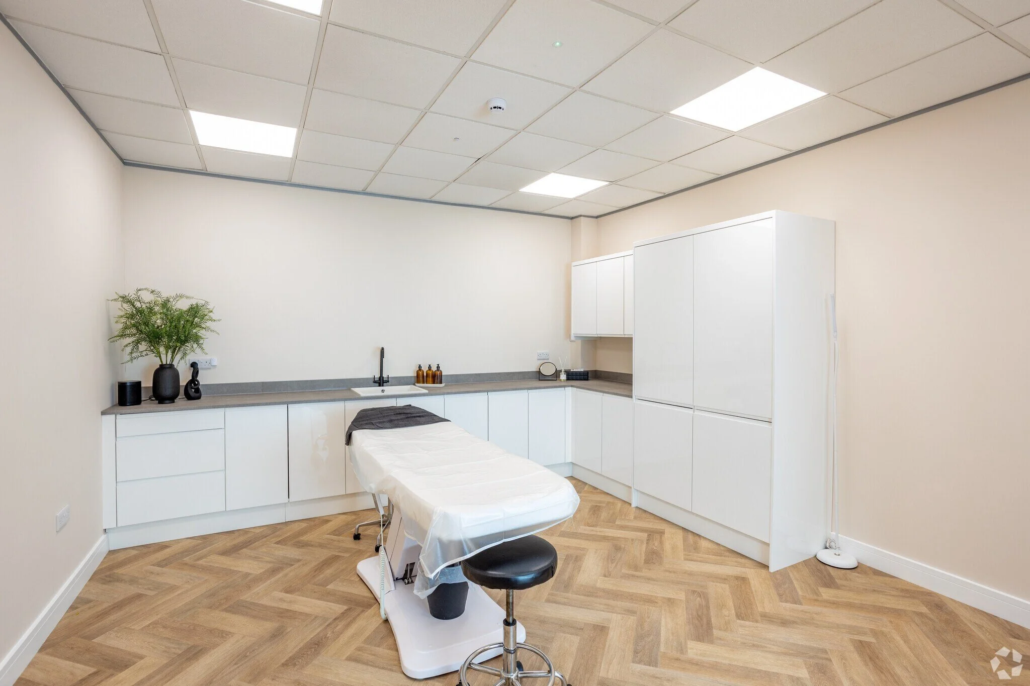 Dunleavy-Dr-Cardiff-VGL-Clinic-Twenty2-on-the-Ground-Floor-13-LargeHighDefinition (4).jpg