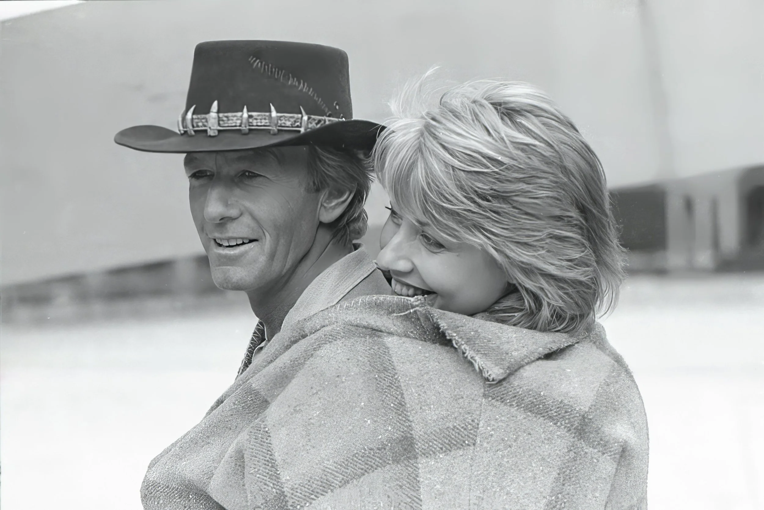 RF 1985 CD STILLS BTS Linda and Paul huddled in a blanket smiling NGS 17-26 HI RES SCAN.jpg