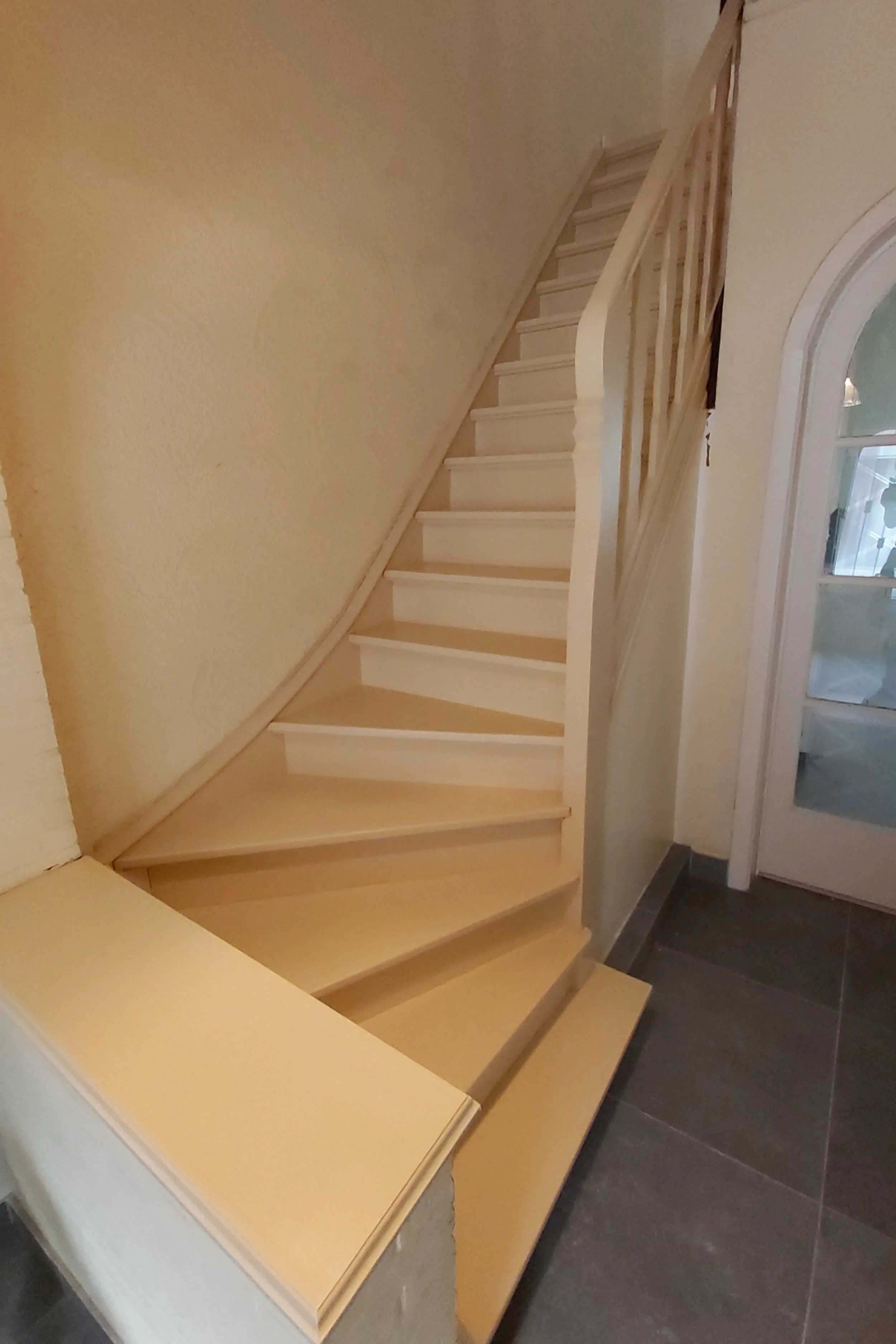 Traprenovatie: schuren en schilderen