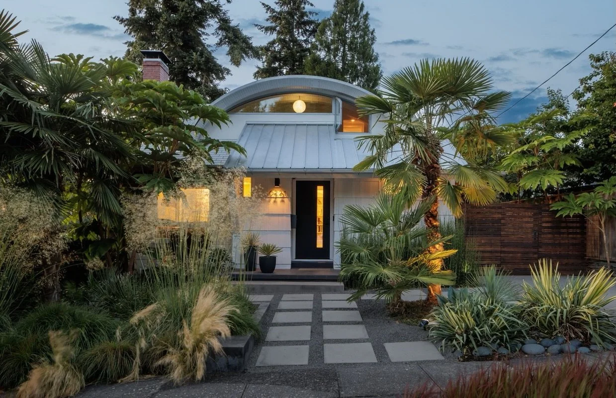 This house is breaking the internet today, so you&rsquo;ve probably already seen it, but it&rsquo;s just too good not to share! Known as the Eyebrow House, this home was originally built in 1941 and reimagined by architect Edgar Papazian. It&rsquo;s 