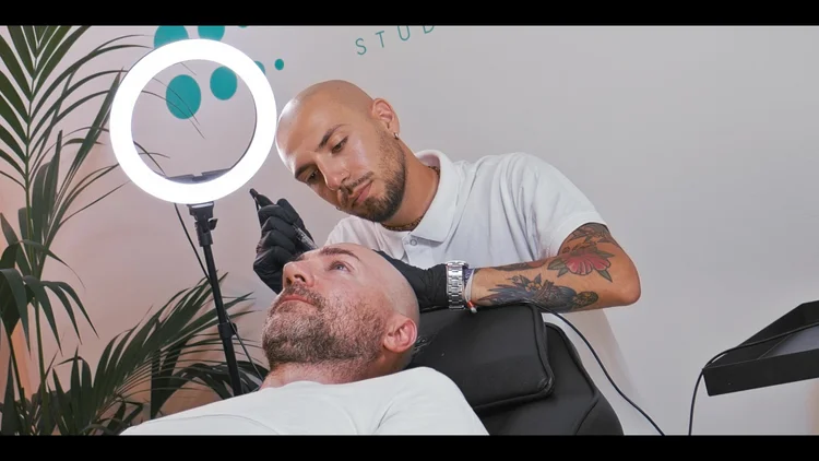 Davide Gandolfi durante una seduta di tricopigmentazione presso Studio Tricologic