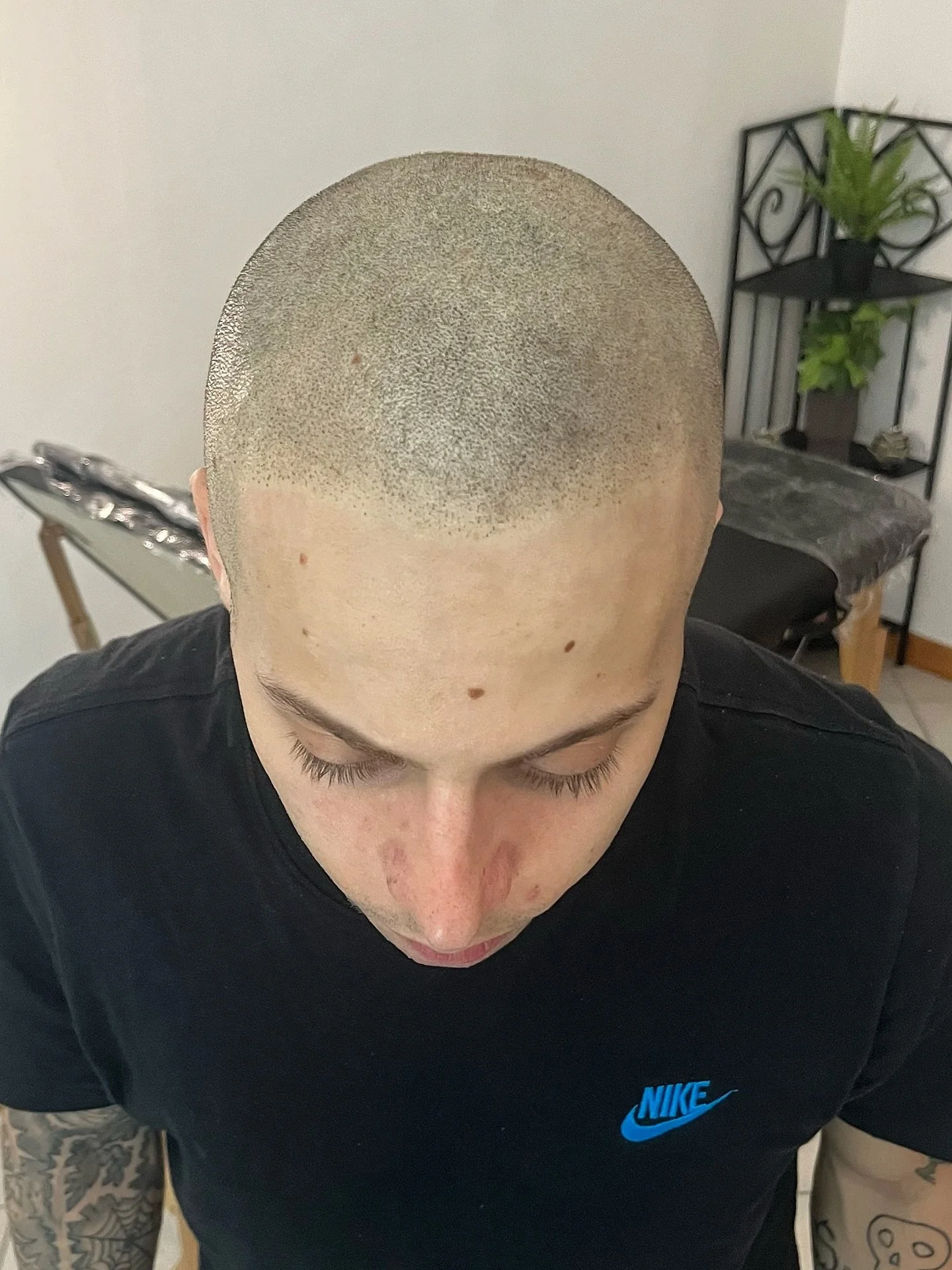 Come si dice ? Lo stile non va a pile 🔋 
E cosa ci pu&ograve; essere di pi&ugrave; stiloso di un rapper con un Effetto Rasato hyper realistico? 
Ora Lucas non ha pi&ugrave; vergogna nel mostrarsi senza cappello 🧢. Certo lo potr&agrave; continuare a