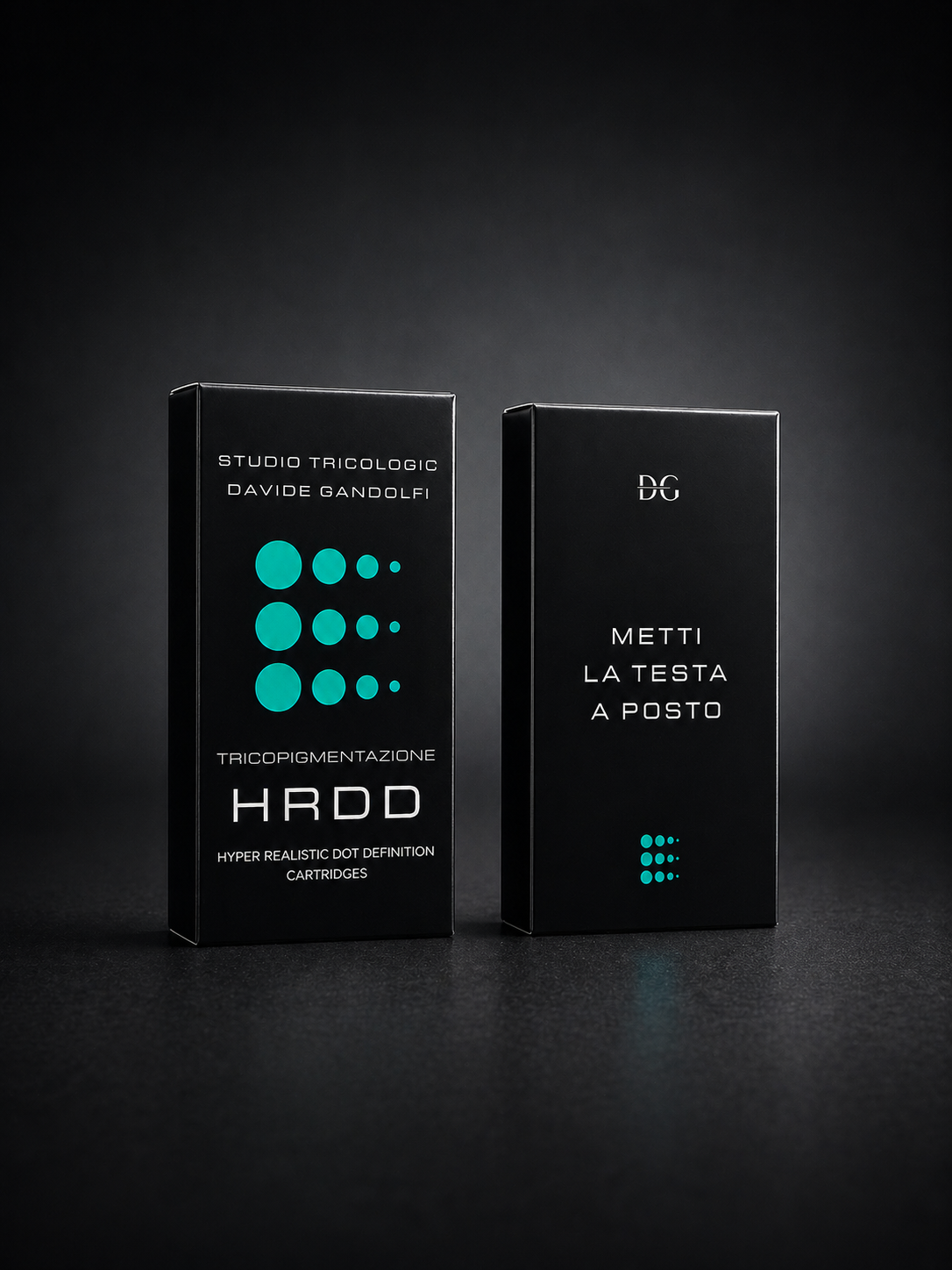 Cartucce HRDD Hyper Realistic Dot Definition per tricopigmentazione professionale di Studio Tricologic Davide Gandolfi, confezioni premium nere e verde acqua progettate per massima precisione, definizione del punto ed effetto rasato ultra realistico.