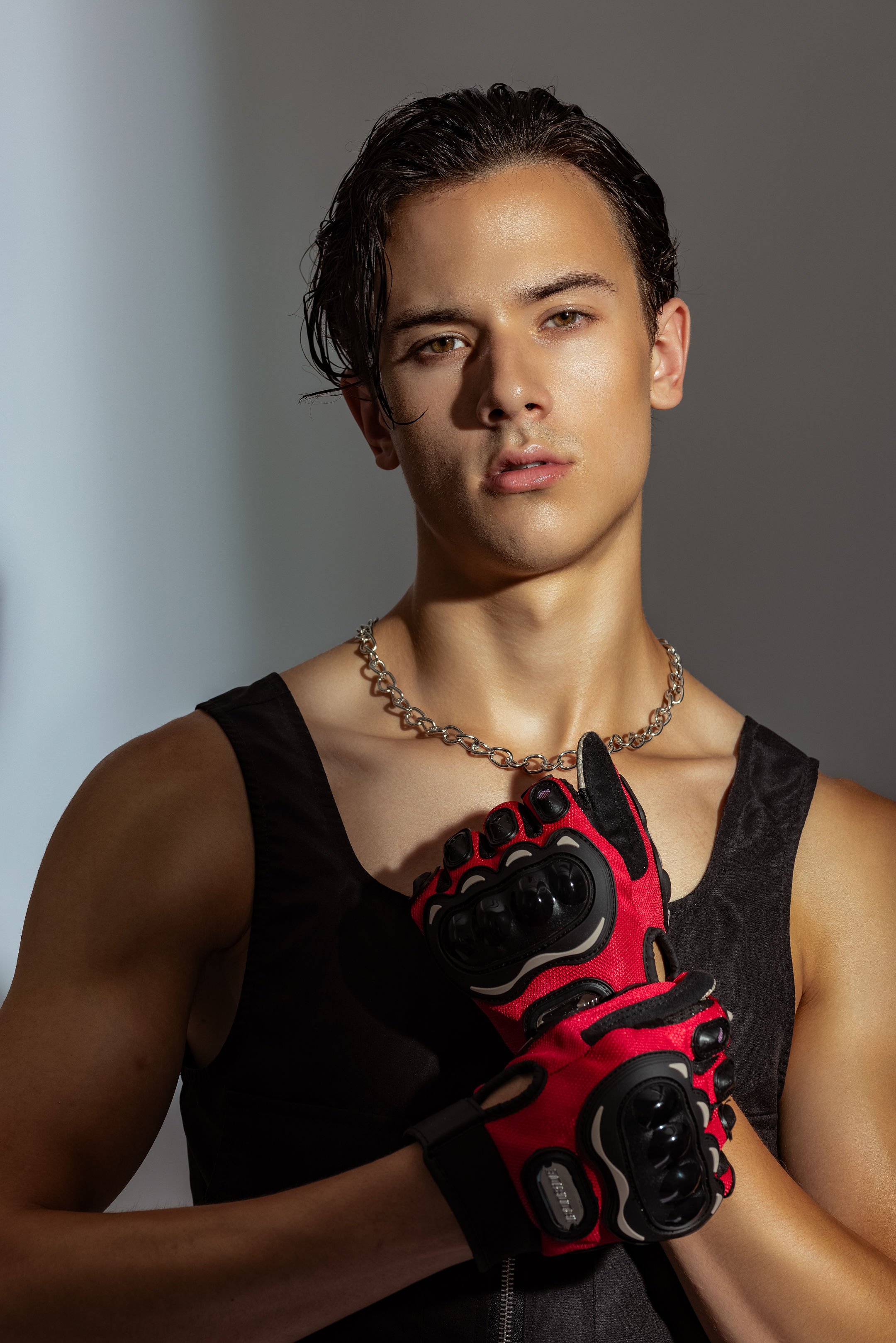 Photographer: Bob Oei-Clark
Grooming: Mark White