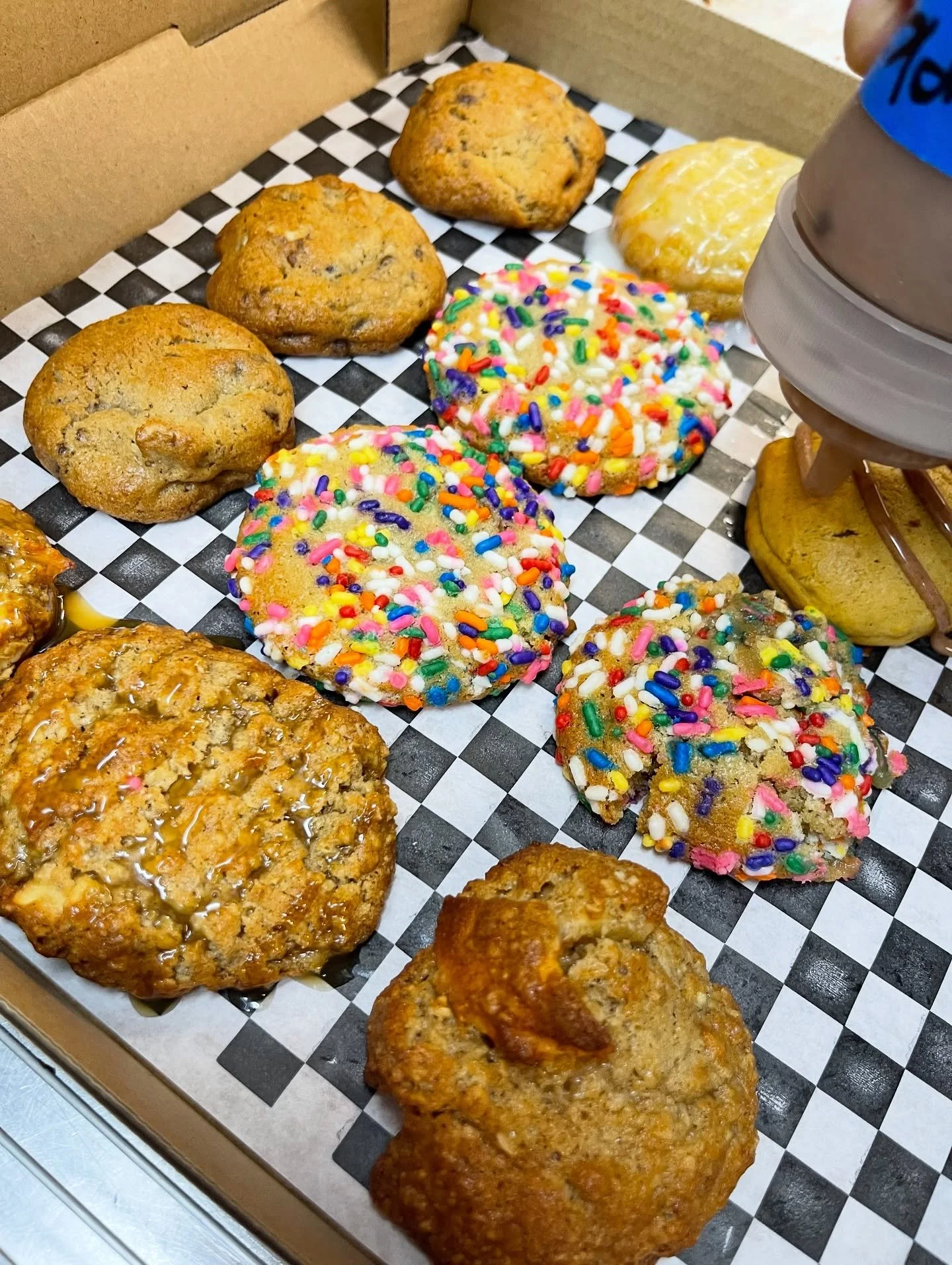 🍪We do freshly baked cookies (since 2013). It&rsquo;s that simple! Order online anytime or order at the shop. We&rsquo;re baking all weekend! Delivery and takeout available. 🎁

 💻 www.cookiezombie.com
🍪 Thu-Sat 11am-Midnight &amp; Sun 11am-11pm
?