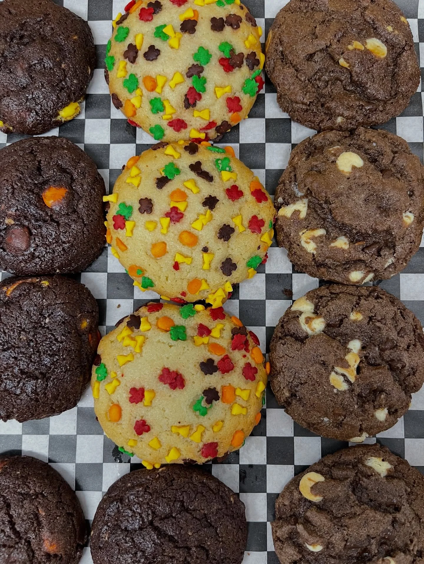 😋Just another sweet Sunday at Cookie Zombie! We&rsquo;re freshly baking cookies, crookies, super milks, cold brews and cookie pies til 11pm tonight! Order online at www.cookiezombie.com for delivery or take out 🚗💨🍪
🍞 Sourdough Bread is sold out 