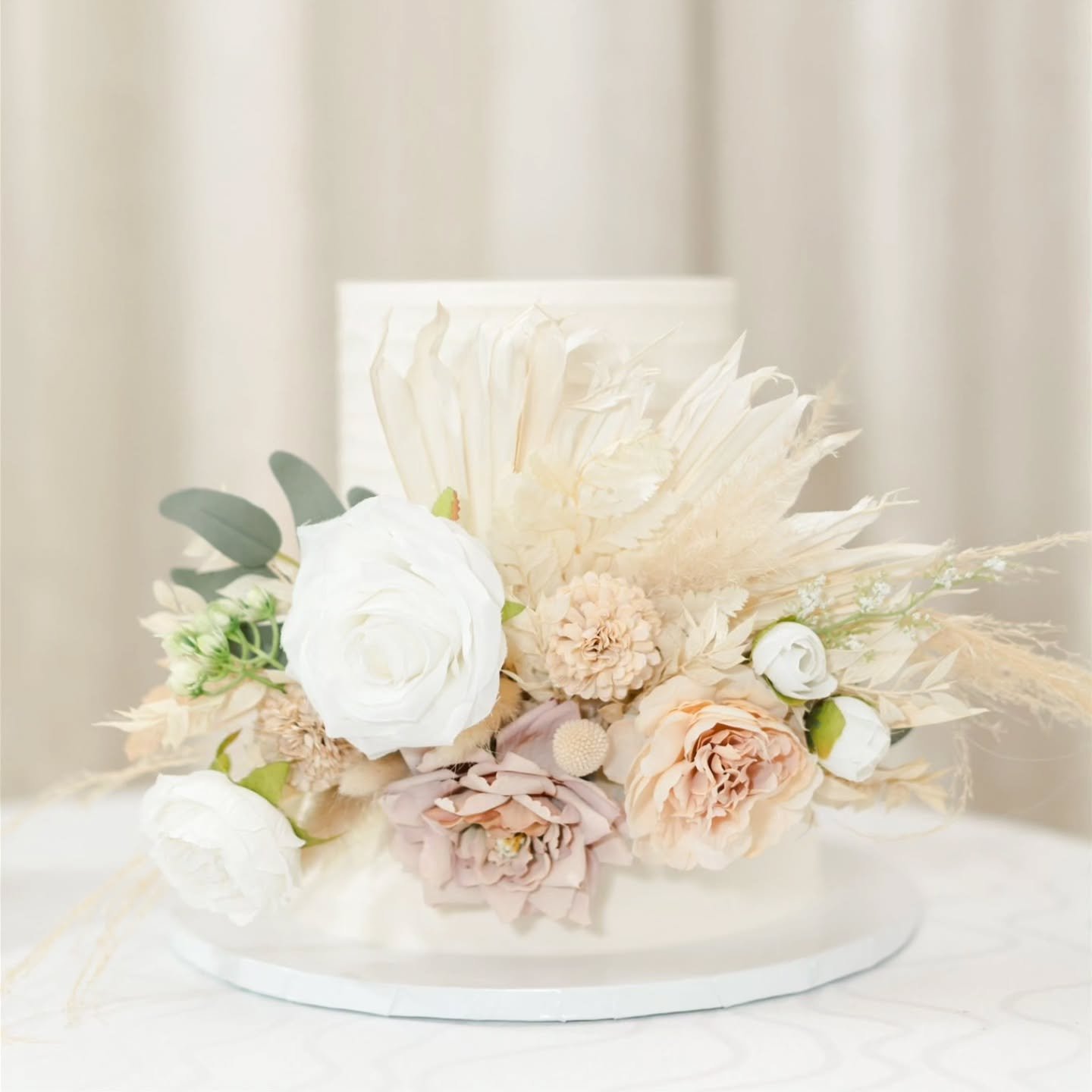 After all the plot twists and timing miracles&hellip; this was the day they were always meant to have. ✨

Casey &amp; Nick&rsquo;s reception was filled with golden light, soft pampas clouds, and the kind of warmth you can&rsquo;t fake. Thoughtful det