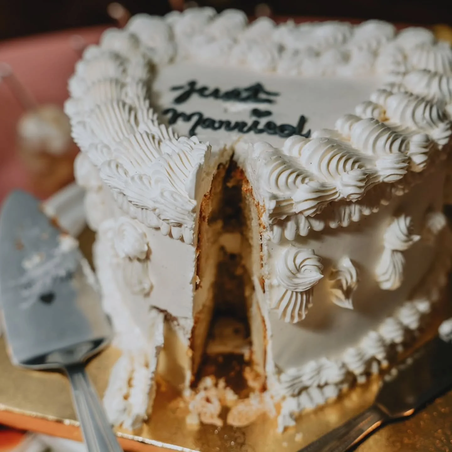🥂✨ A wedding menu doesn&rsquo;t have to mean just one dinner service,  it can be an experience. For this wedding, every bite and sip was curated to reflect the couple&rsquo;s style and hospitality.

Guests were welcomed with custom mocktails during 