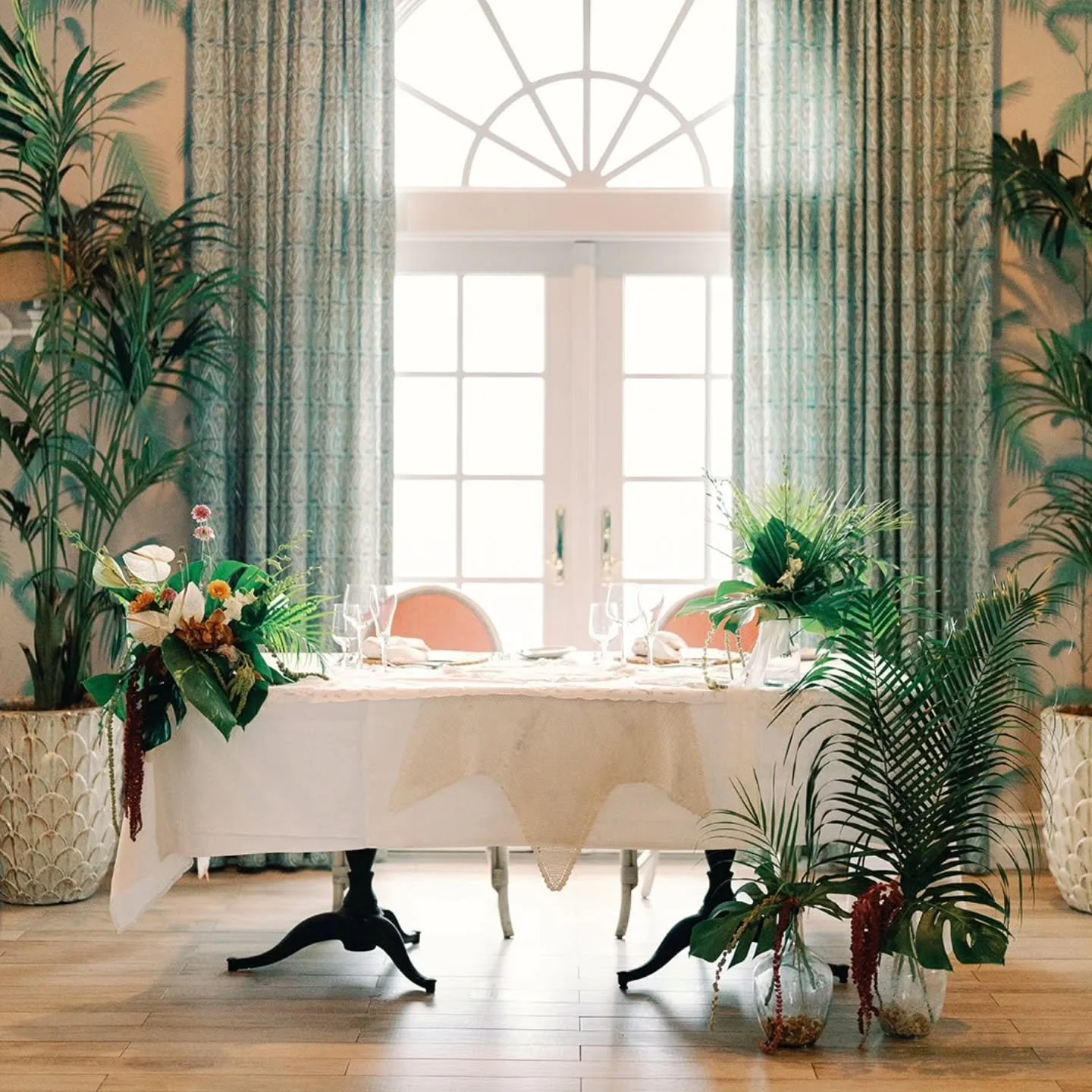 A little rewind to Drew &amp; Ryan&rsquo;s wedding last June, a day that still inspires me 🤍

Some designs just stay with you&hellip; and this one is forever a favorite.
Woven textures, lush tropical stems, soft neutrals, and coastal touches came to