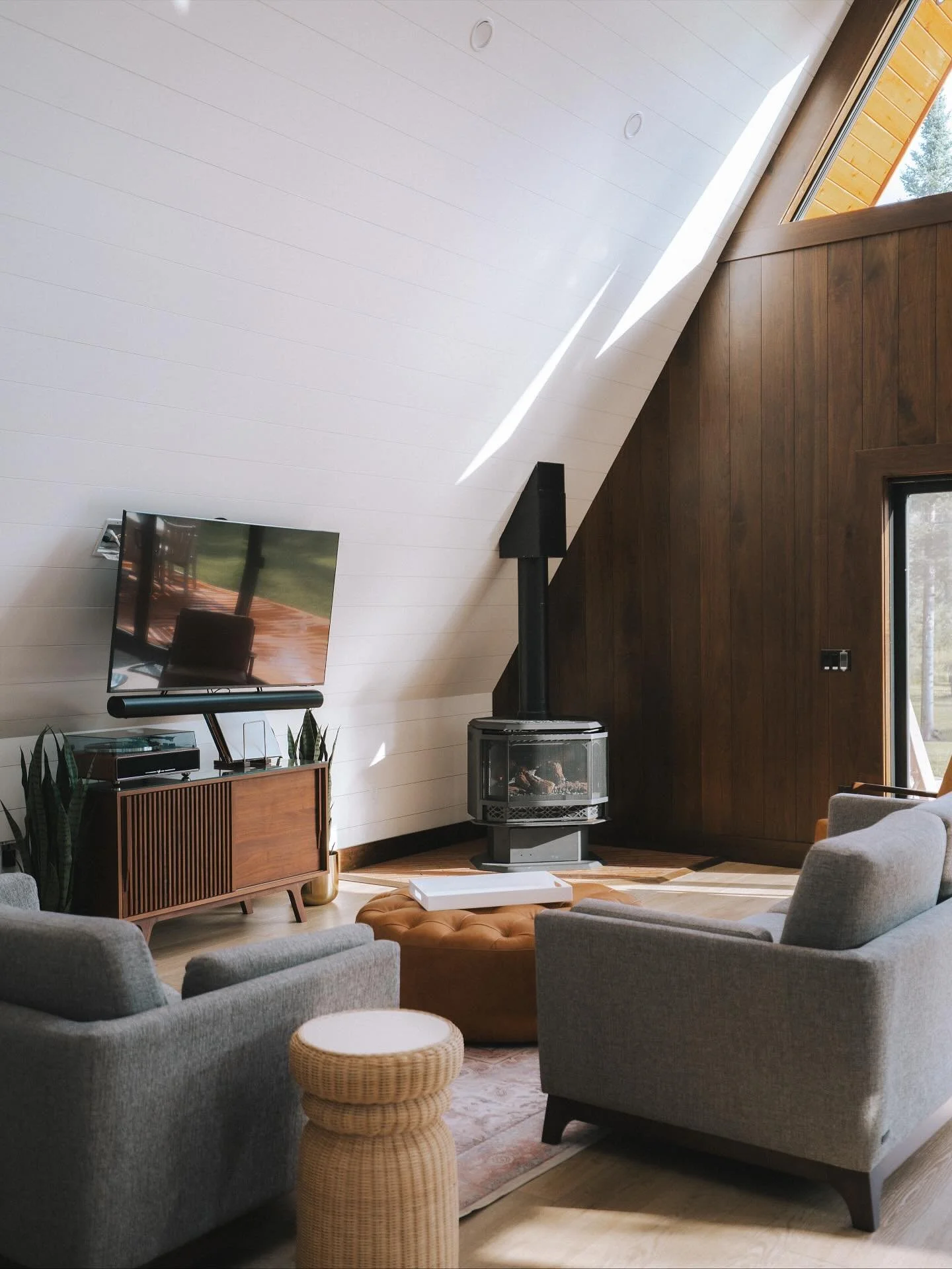 We sure can&rsquo;t wait for Fall to be here 🍁. Warm drinks around the fire with vinyl records, scenic hikes, trail rides, elk viewing stations, wine tastings, and family game nights 😃