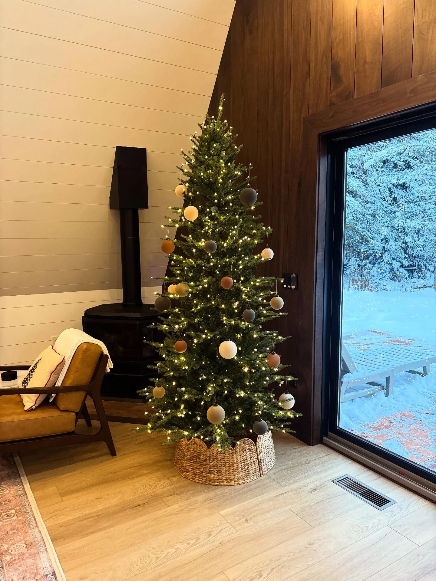 The tree is up, the home is decorated! Santa&rsquo;s comin to town! 🎅🏻